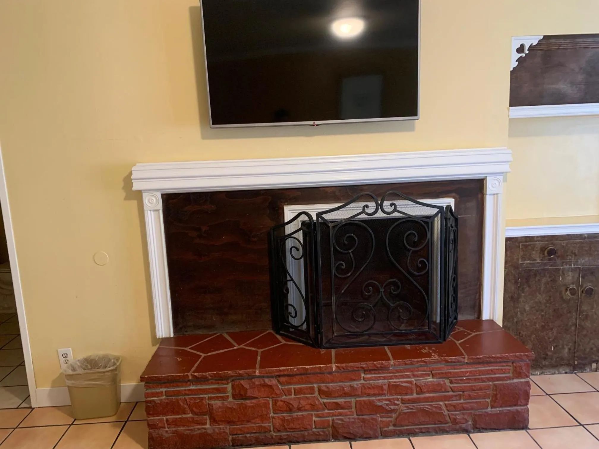 TV and multimedia in Oasis Inn and Suites