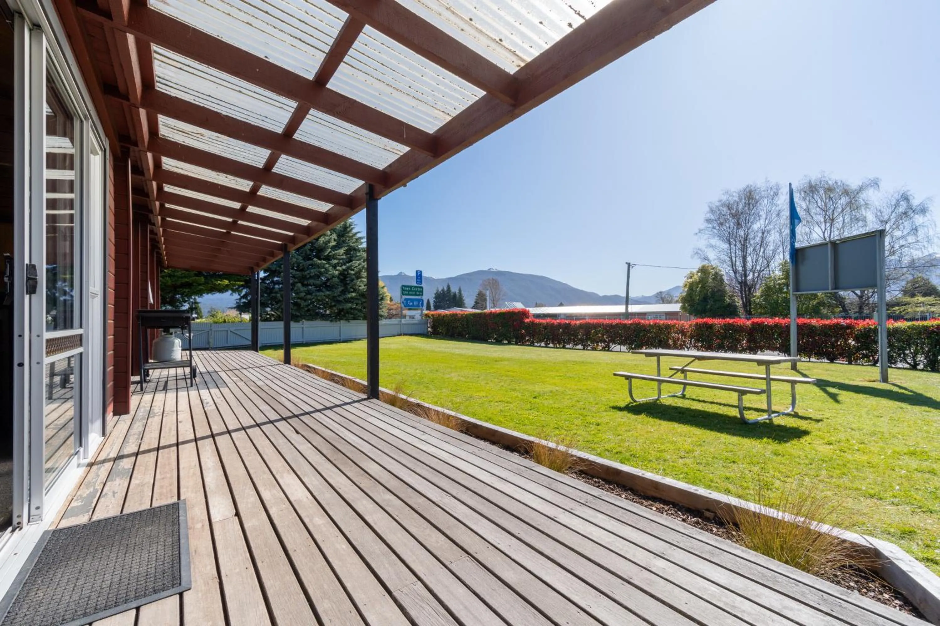 Patio in Te Anau Top 10 Holiday Park and Motels
