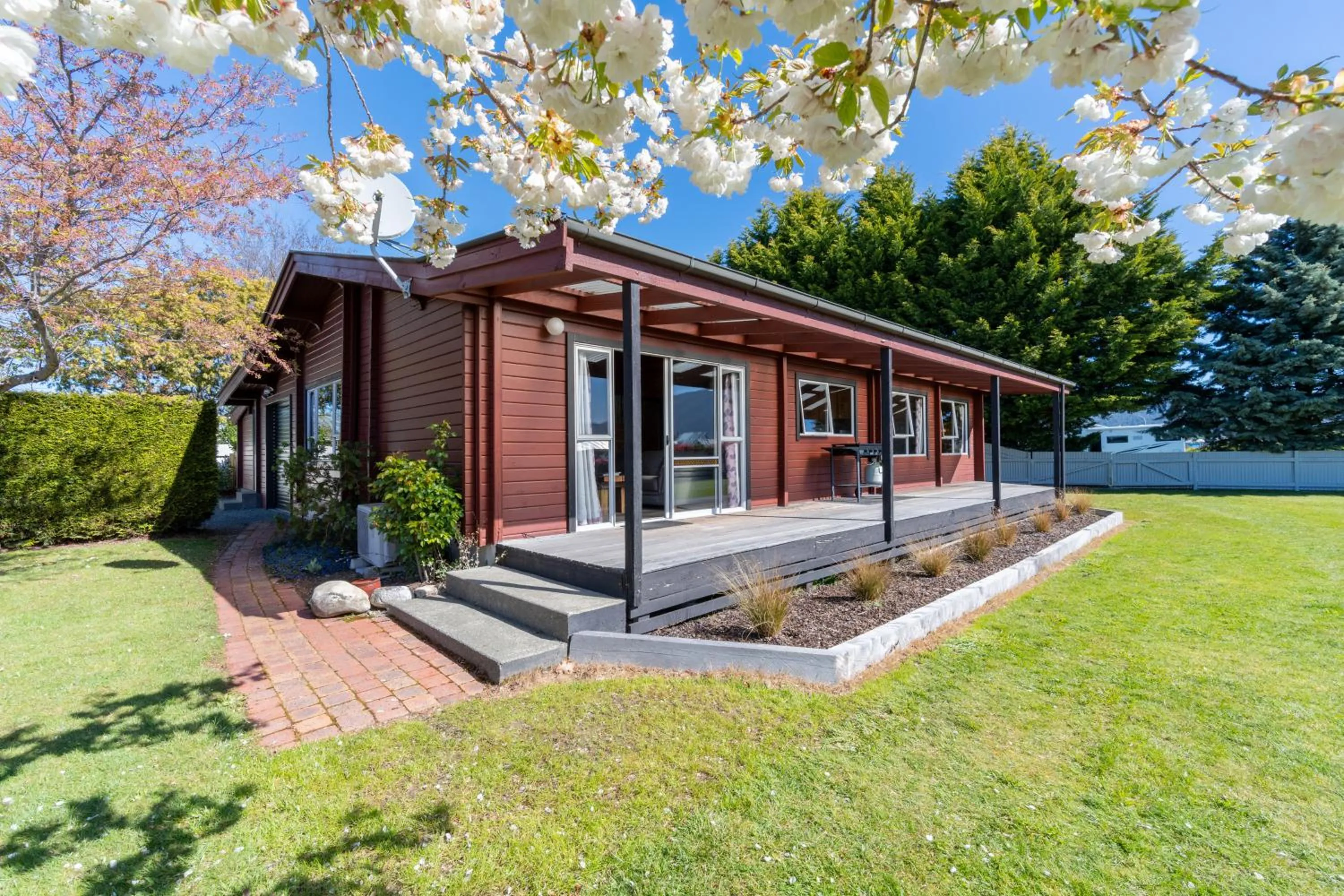 Garden in Te Anau Top 10 Holiday Park and Motels