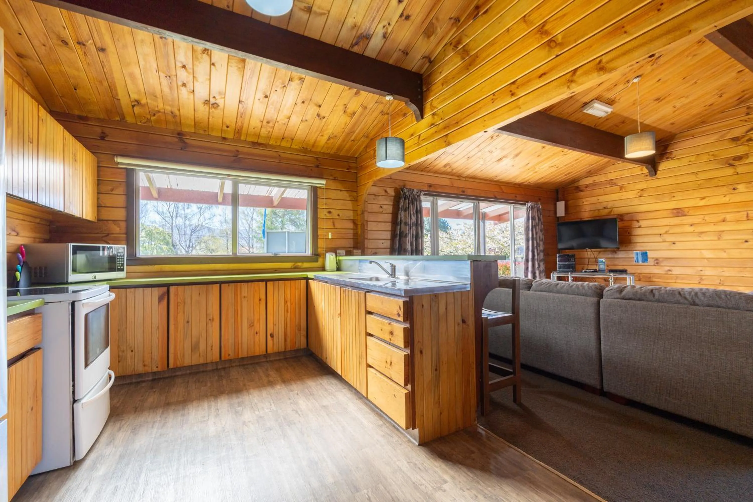 Kitchen or kitchenette in Te Anau Top 10 Holiday Park and Motels