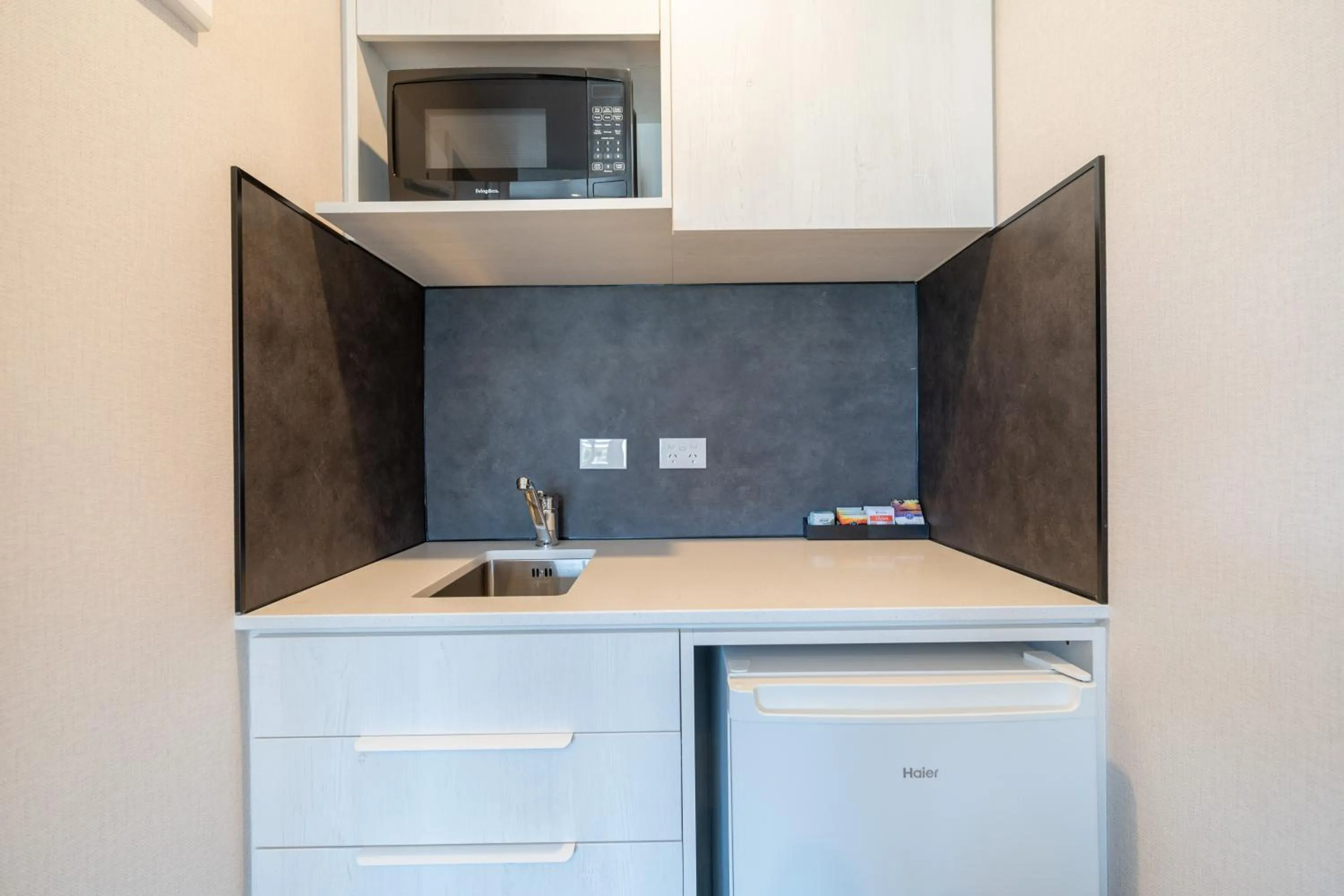 Kitchen or kitchenette in Te Anau Top 10 Holiday Park and Motels