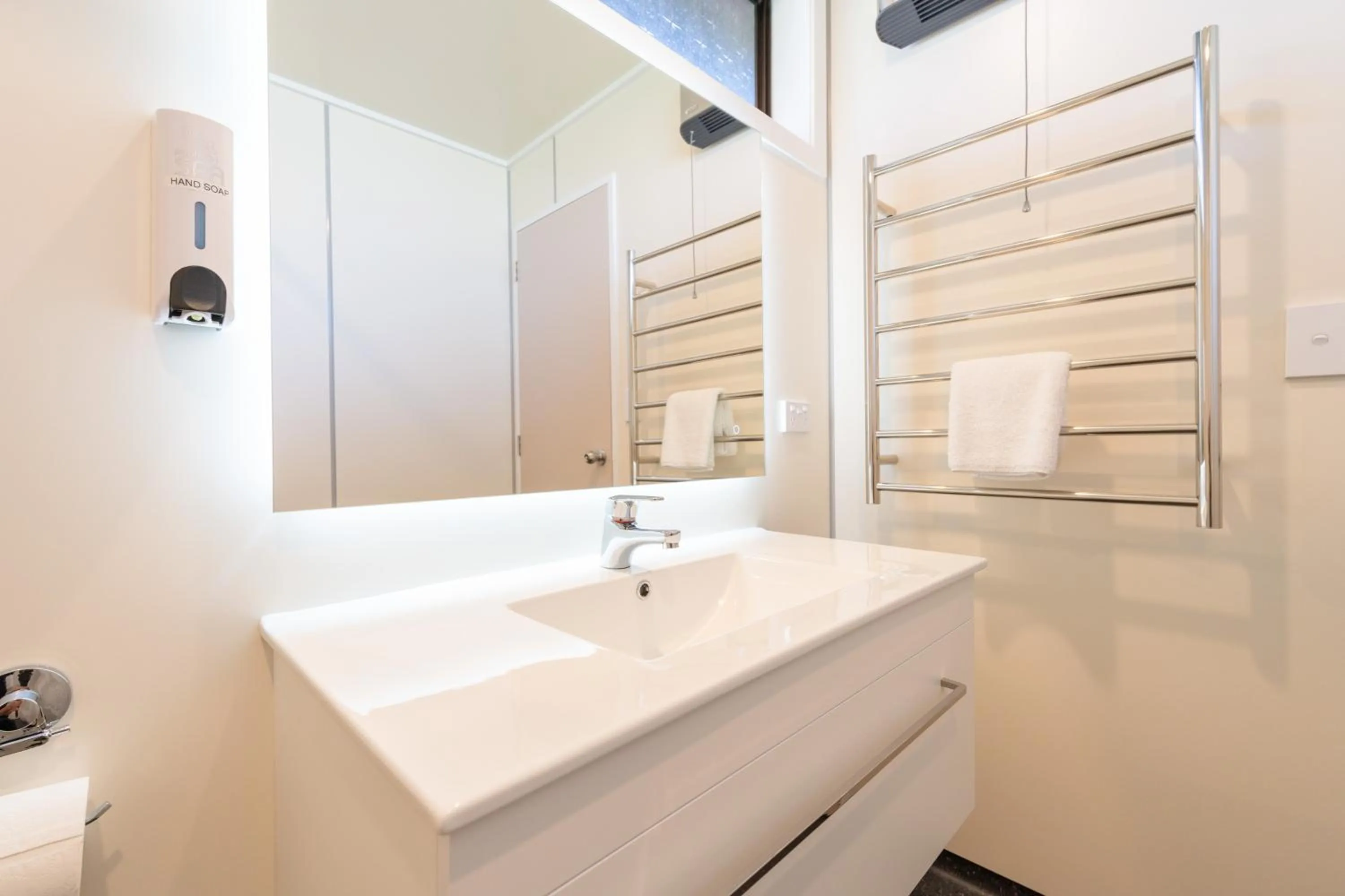 Bathroom in Te Anau Top 10 Holiday Park and Motels