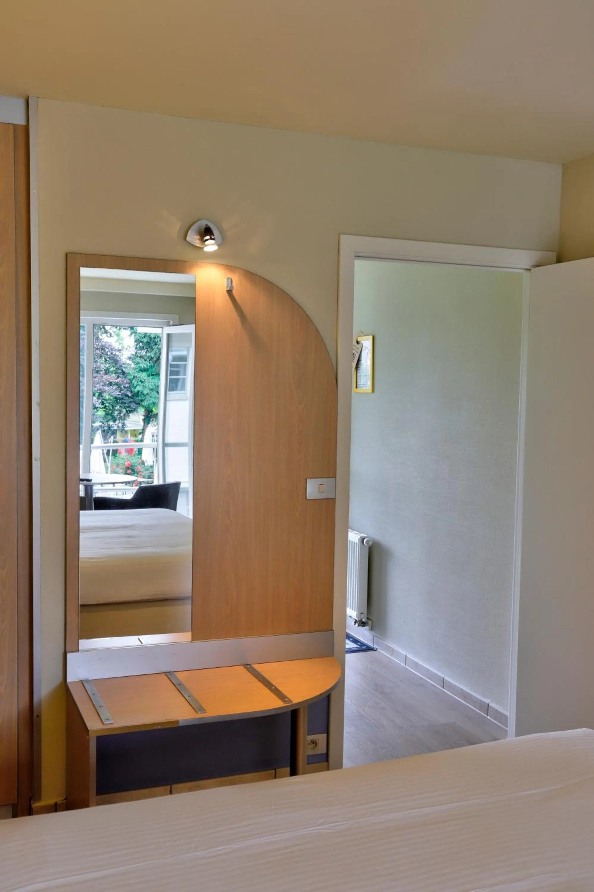 Bedroom, Bed in Auberge du Vieux Cedre, Enghien-Belgique