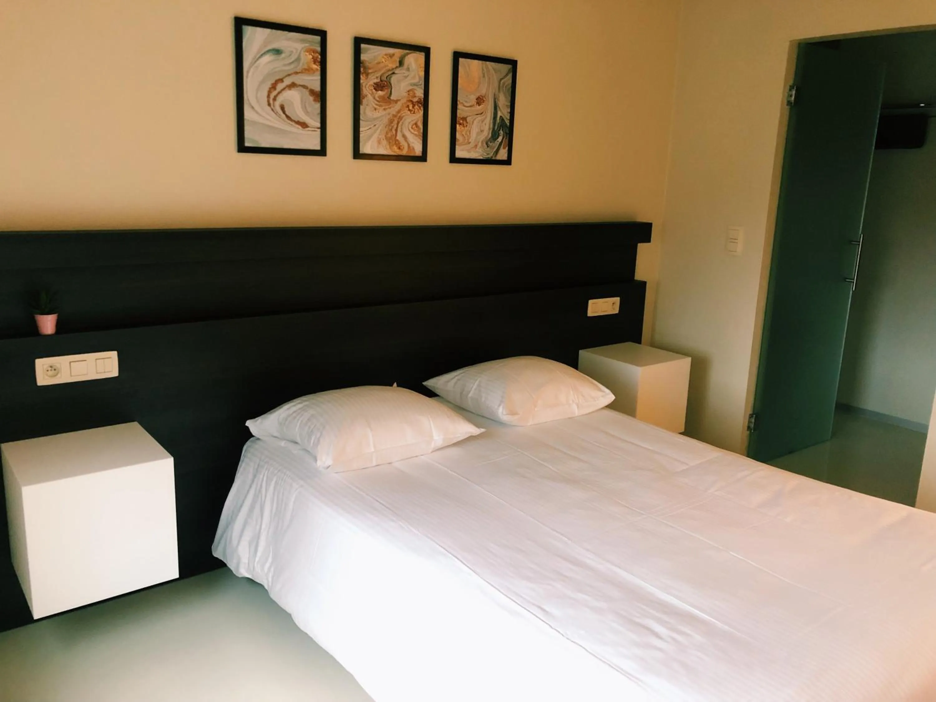 Bed in Auberge du Vieux Cedre, Enghien-Belgique