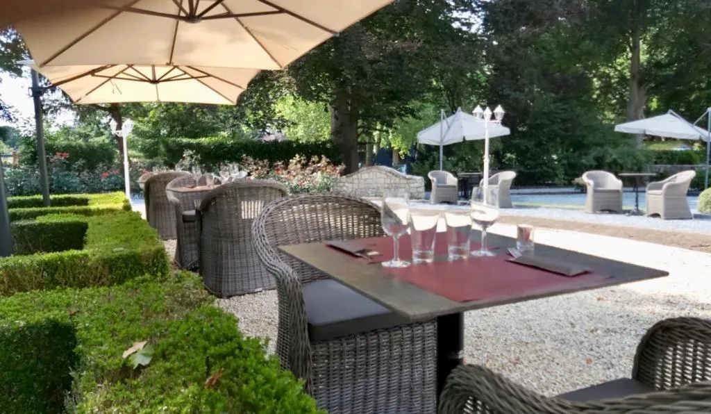 Patio in Auberge du Vieux Cedre, Enghien-Belgique