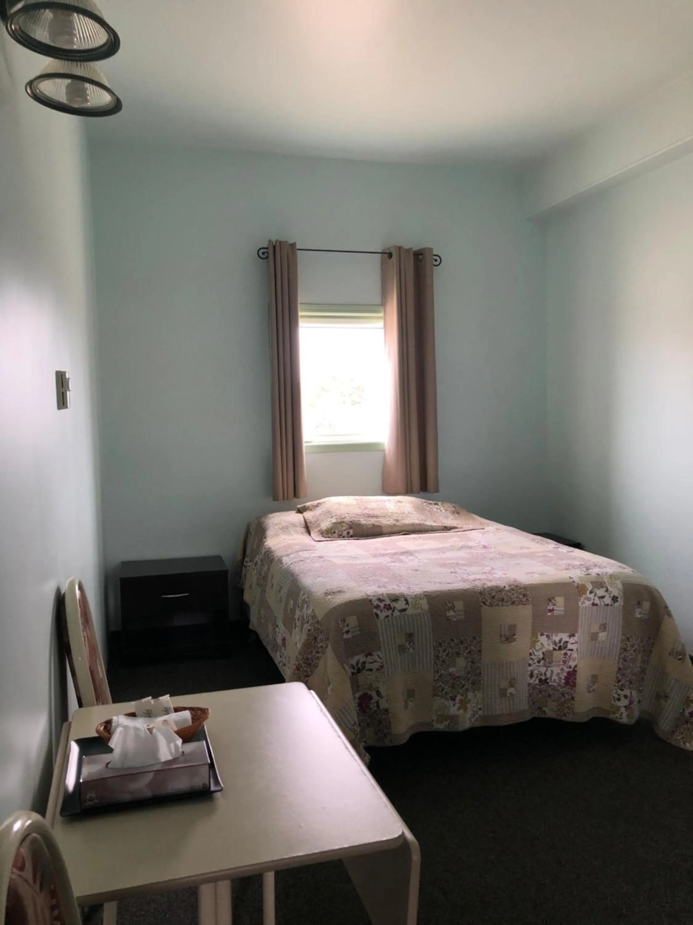Photo of the whole room, Bed in IceBerg Inn