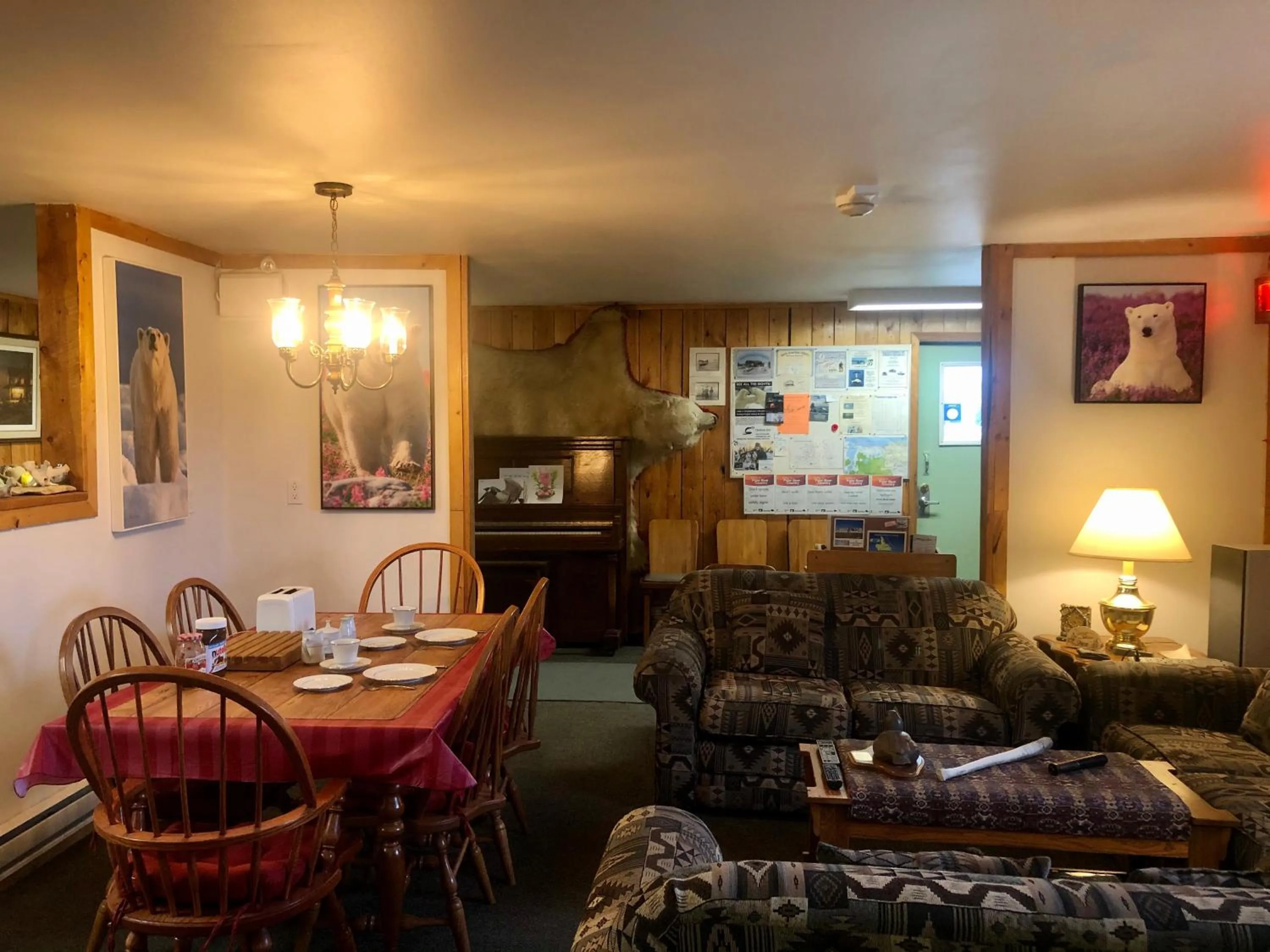 Restaurant/places to eat in IceBerg Inn