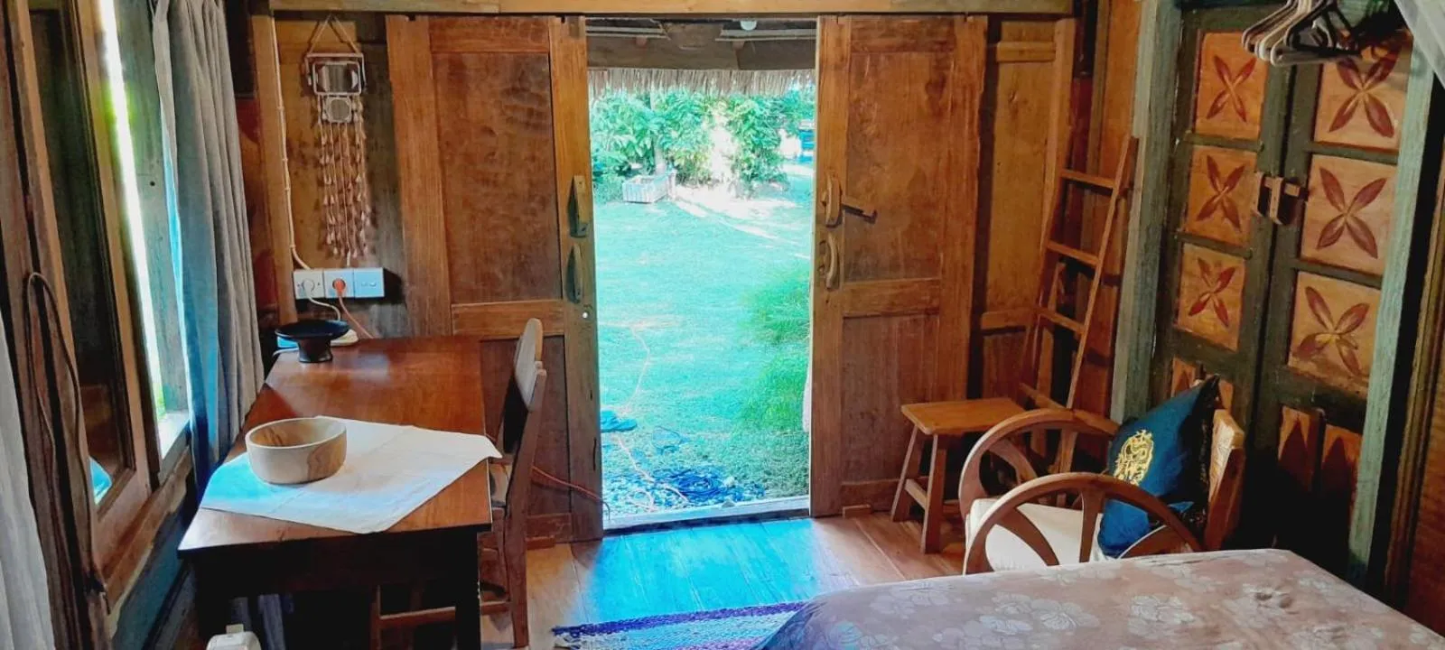 Seating area, Bed in Pondok Pisang Candidasa