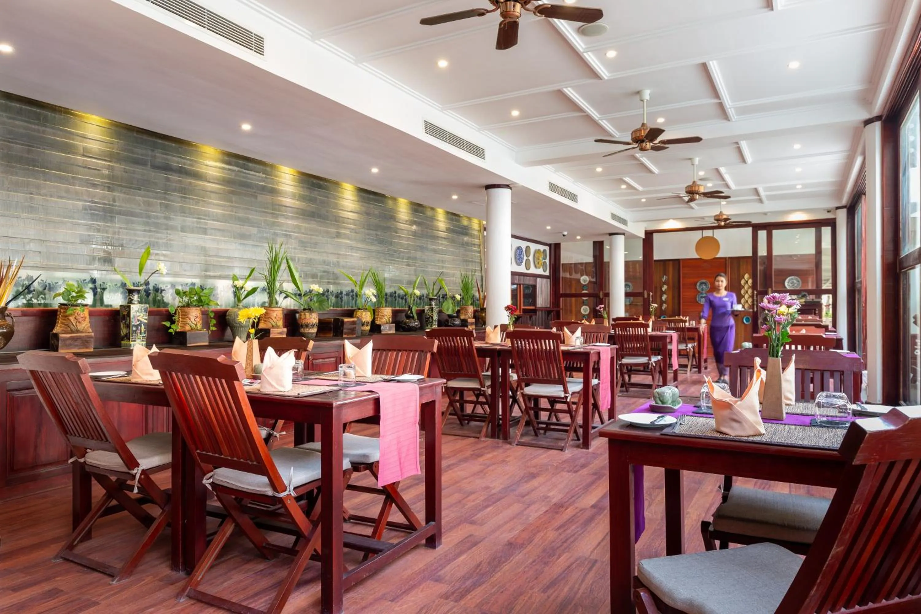 Restaurant/places to eat in Montra Nivesha residence and Art