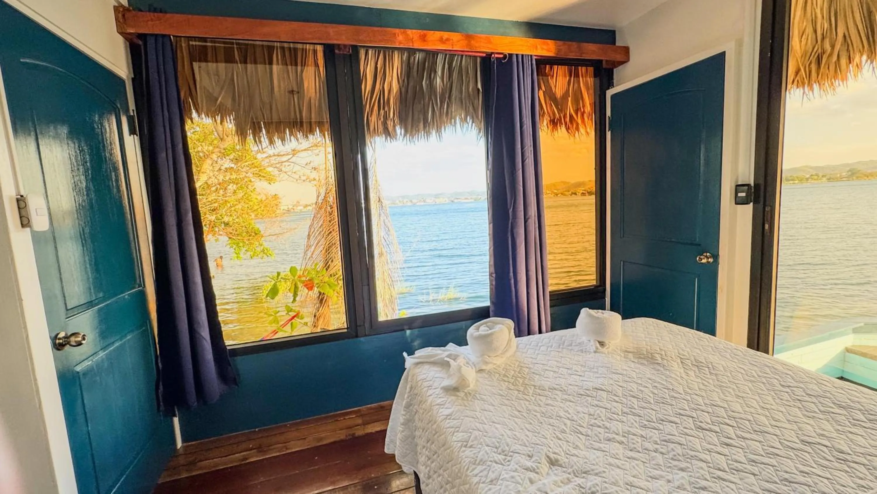 Lake view, Bed in Mayan Spirit