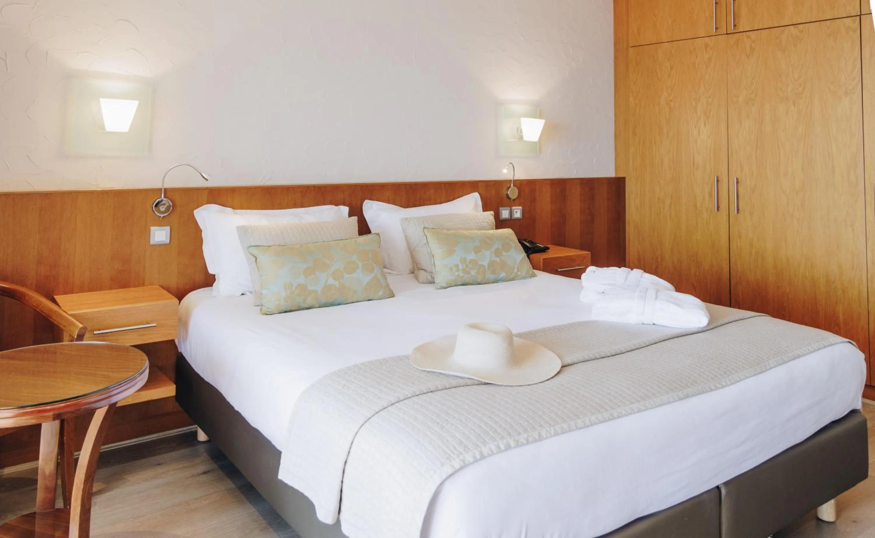 Bedroom, Bed in Alivi