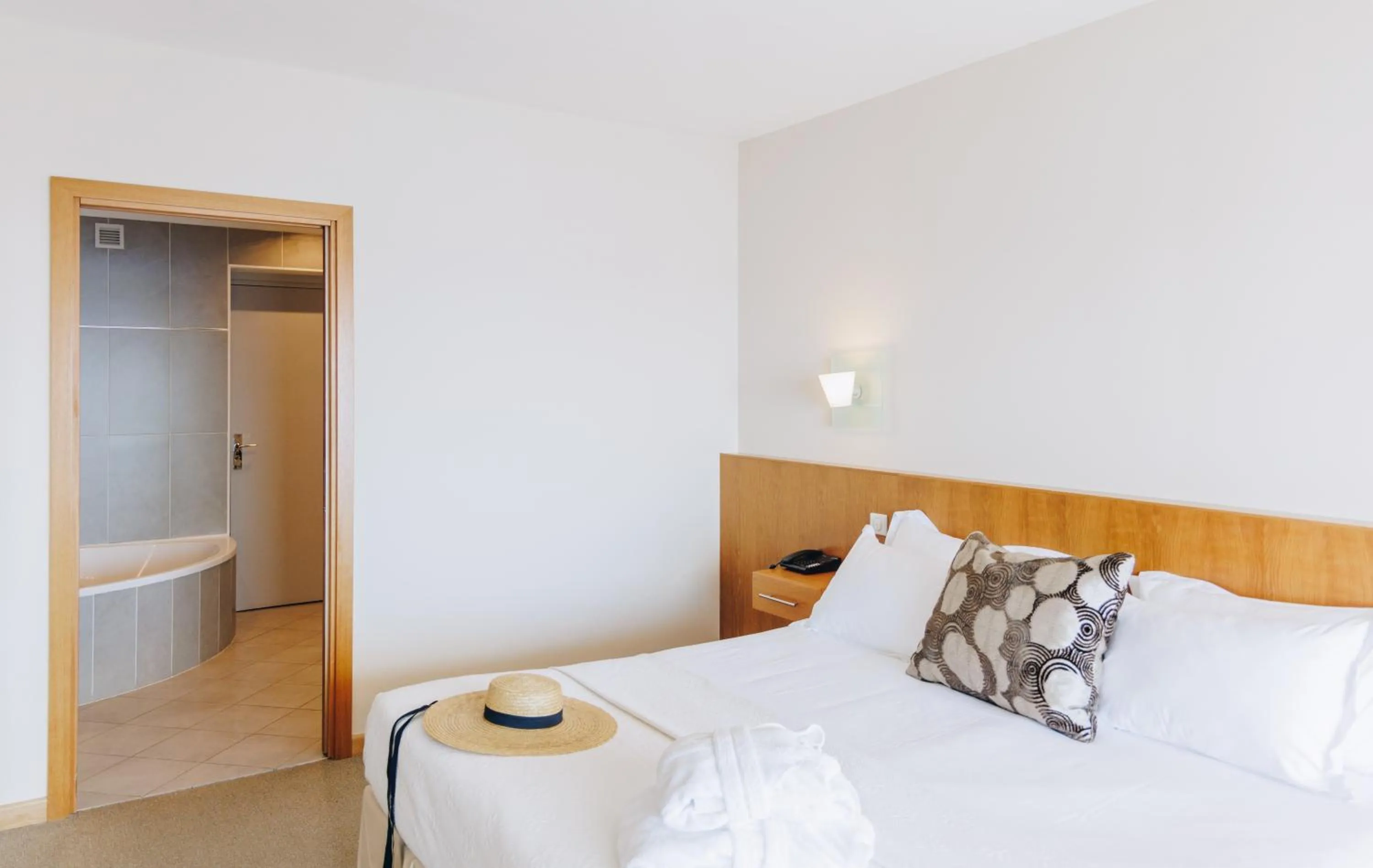 Bathroom, Bed in Alivi