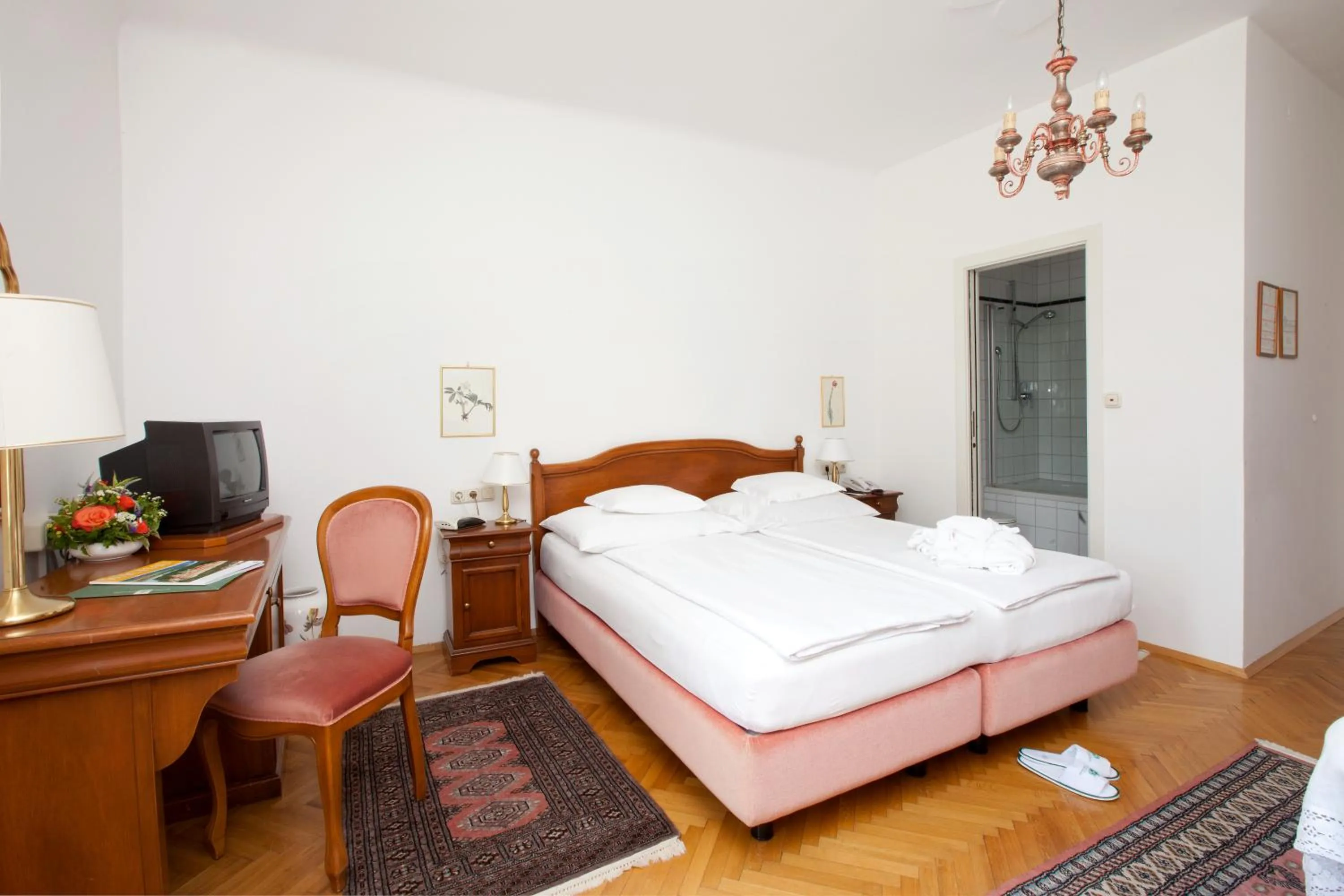 Photo of the whole room, Bed in Hotel Richard Löwenherz