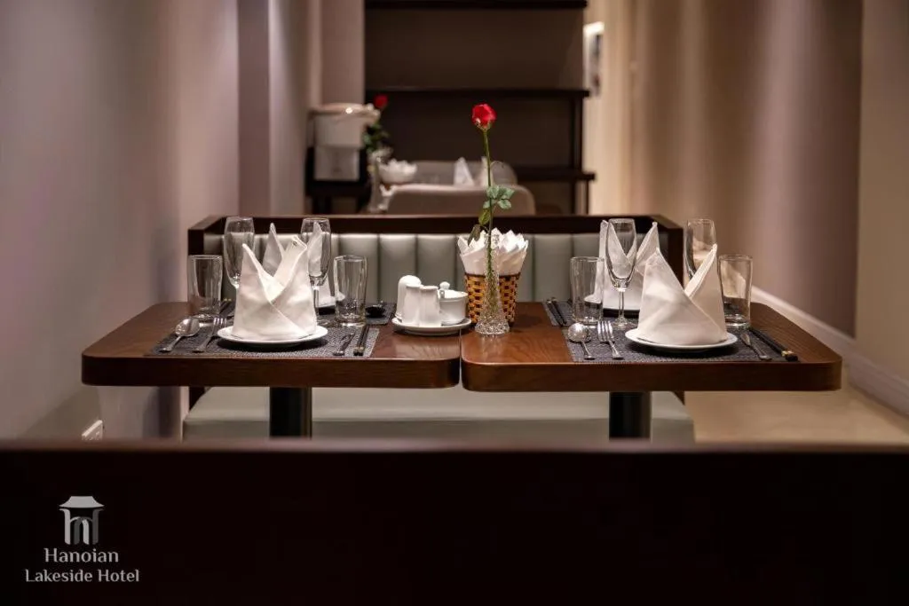 Restaurant/places to eat in Hanoi Lakeside Premium Hotel & Travel