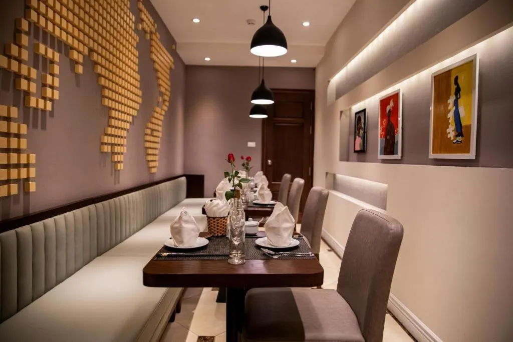 Restaurant/places to eat in Hanoi Lakeside Premium Hotel & Travel