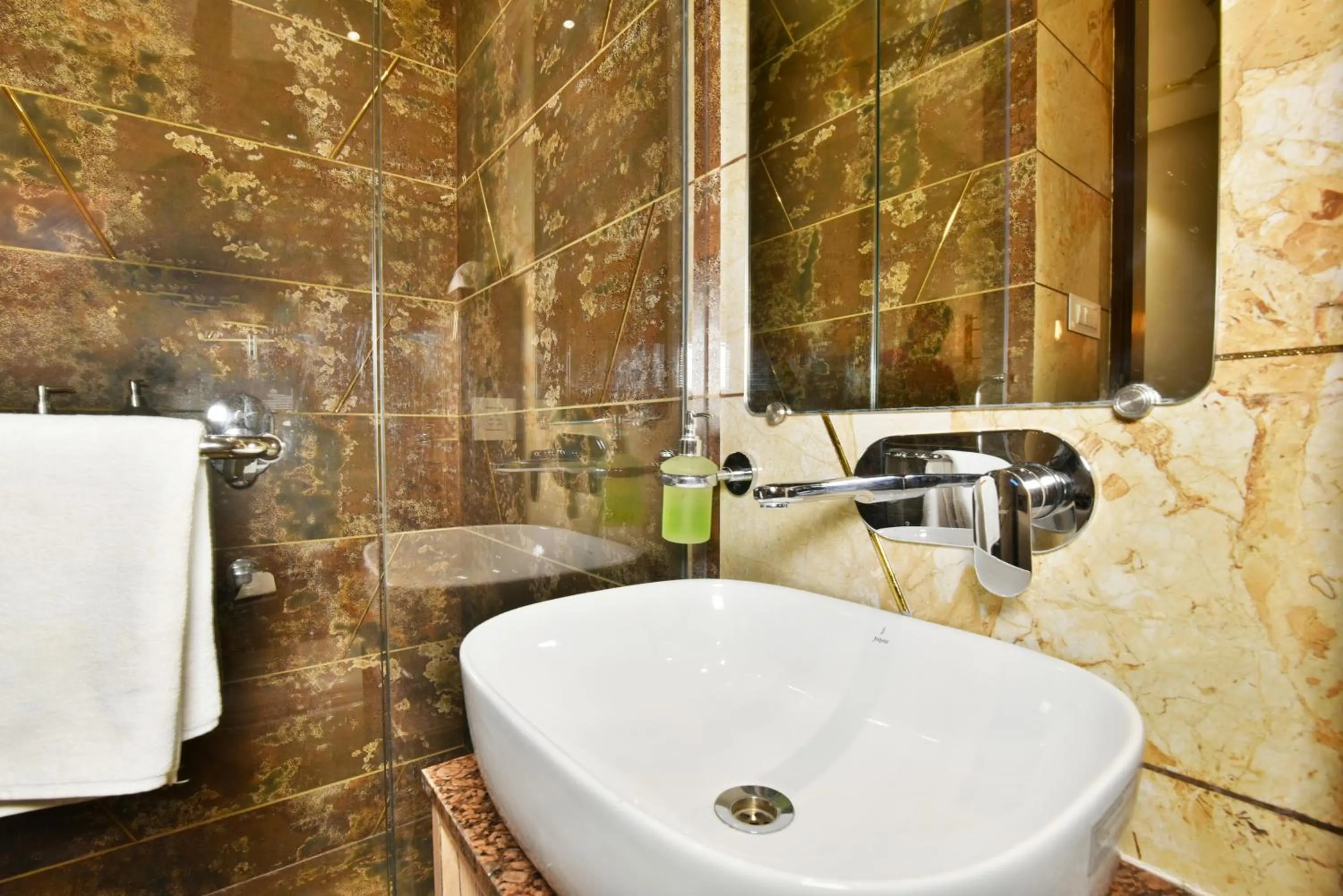 Bathroom in Hotel Infa - 400m From Golden Temple