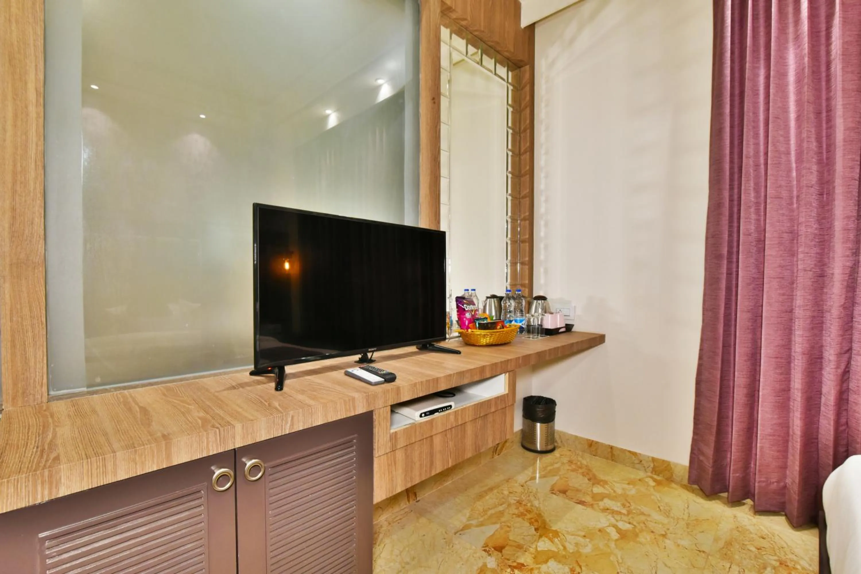 TV and multimedia in Hotel Infa - 400m From Golden Temple