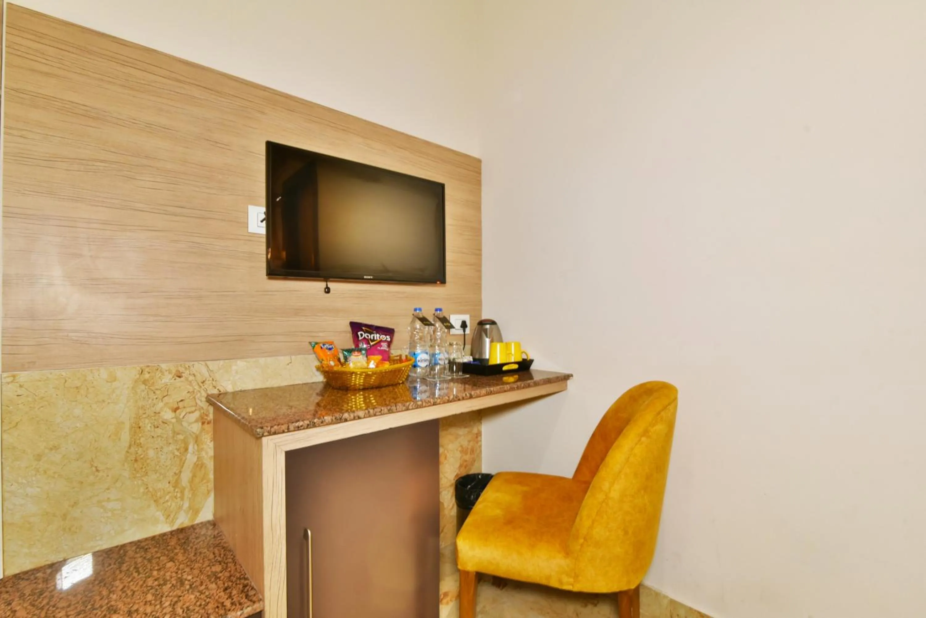 TV and multimedia in Hotel Infa - 400m From Golden Temple