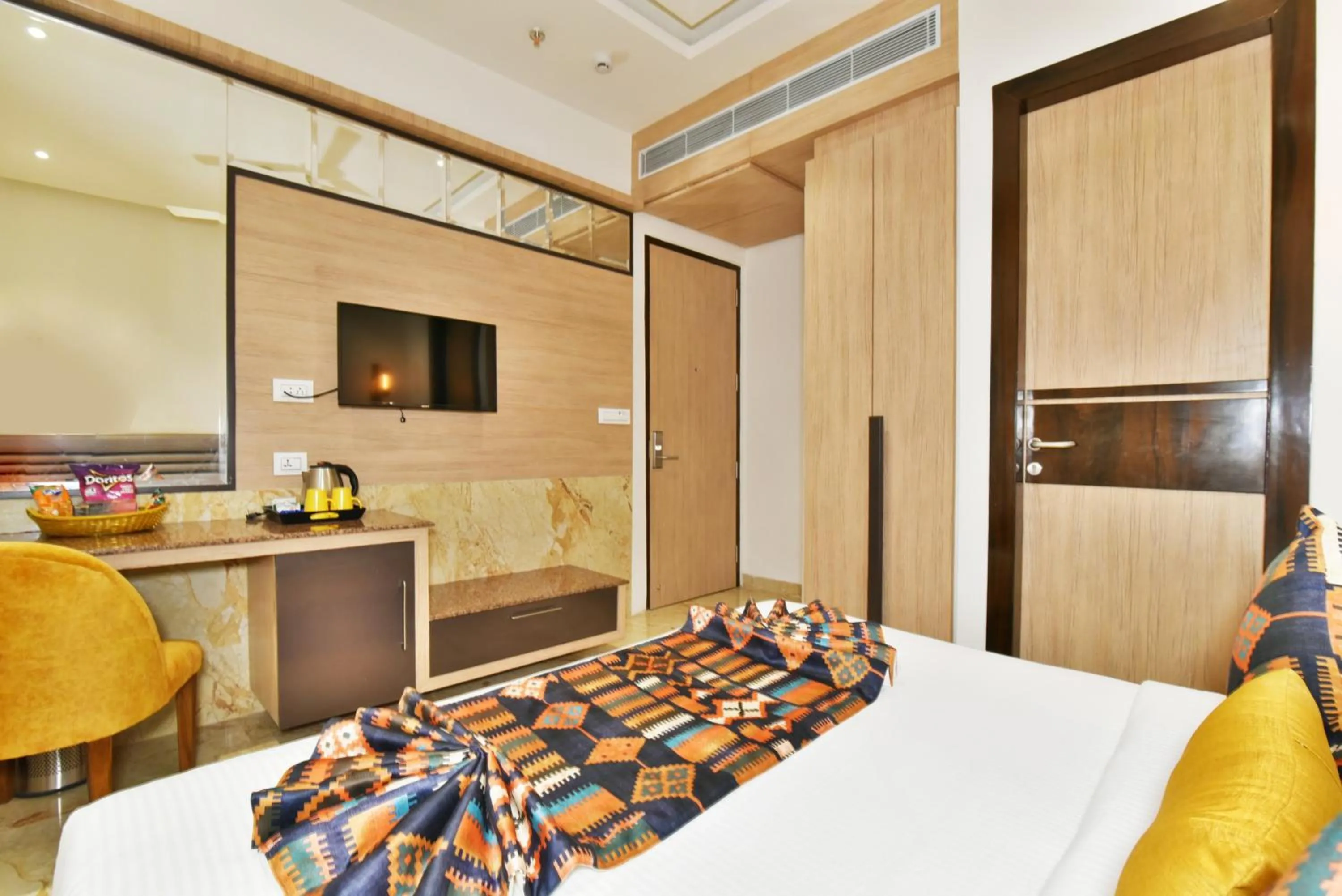 Bedroom, Bed in Hotel Infa - 400m From Golden Temple