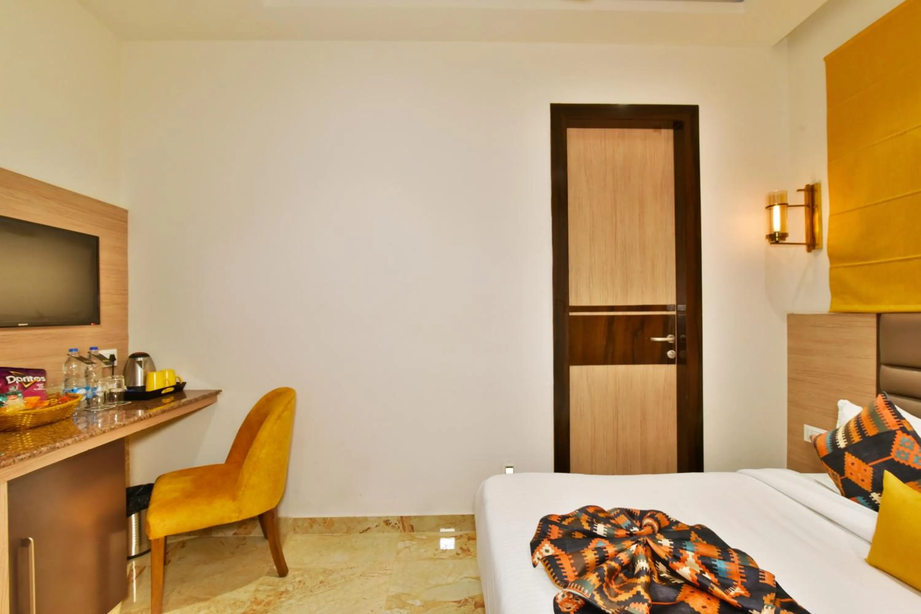 Bedroom, Bed in Hotel Infa - 400m From Golden Temple