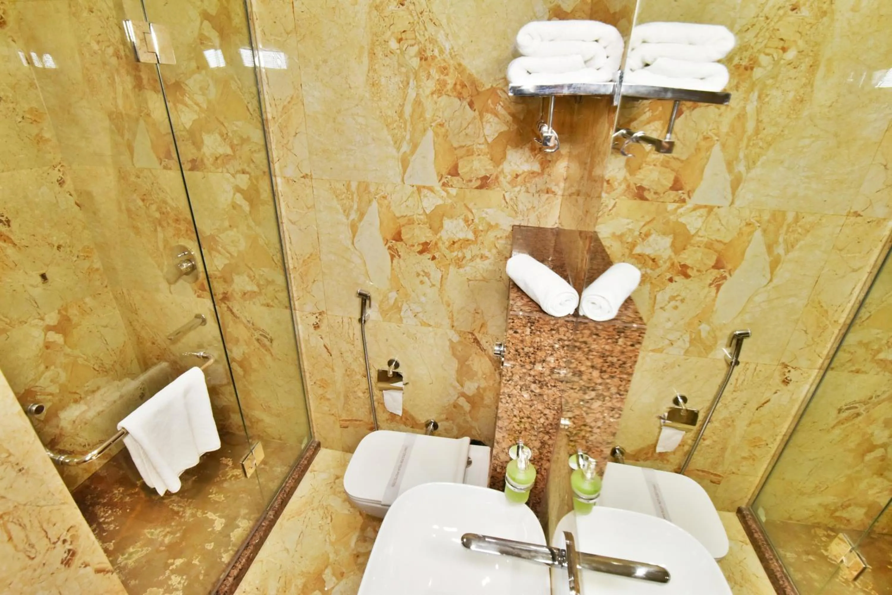 Bathroom in Hotel Infa - 400m From Golden Temple