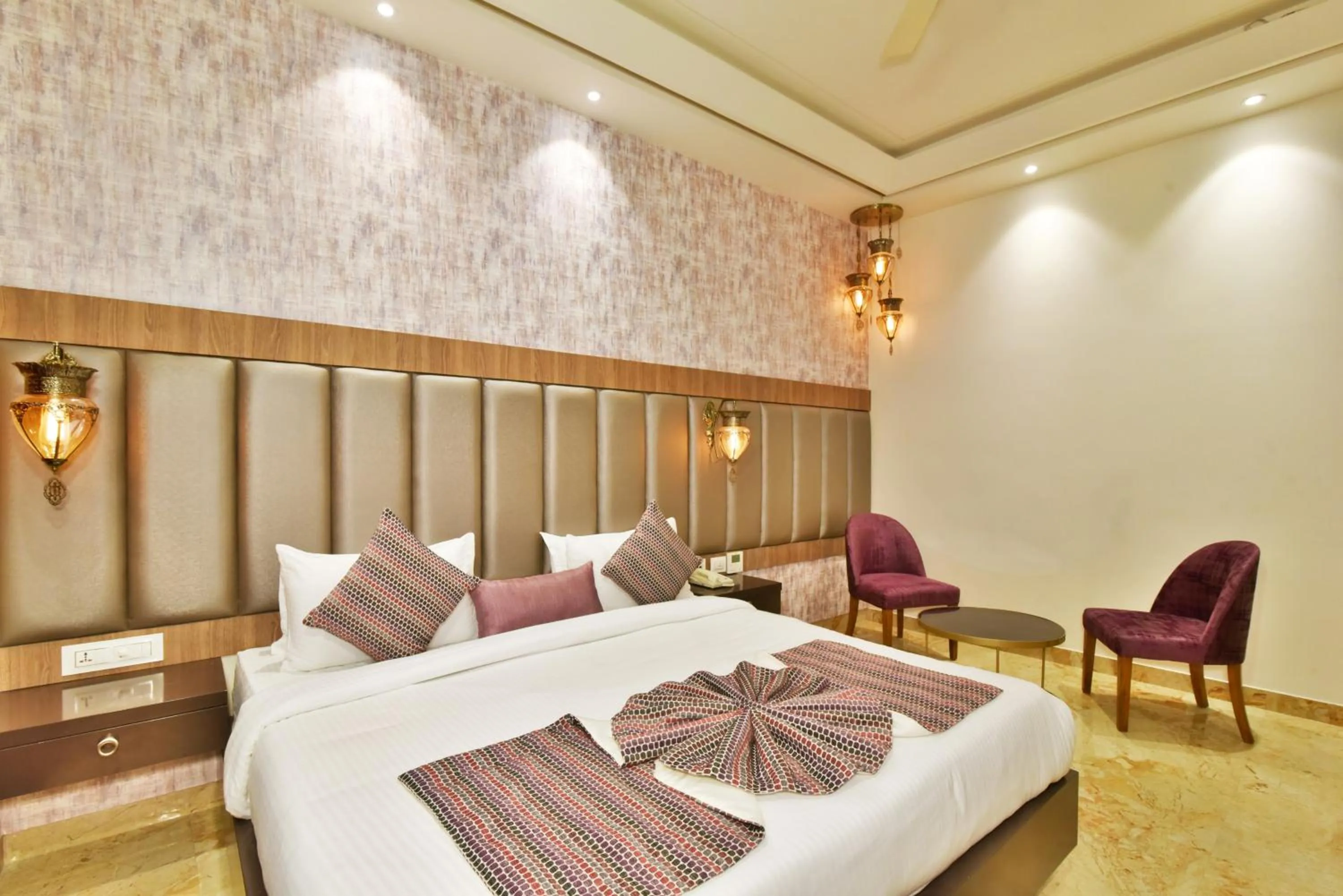 Bedroom, Bed in Hotel Infa - 400m From Golden Temple