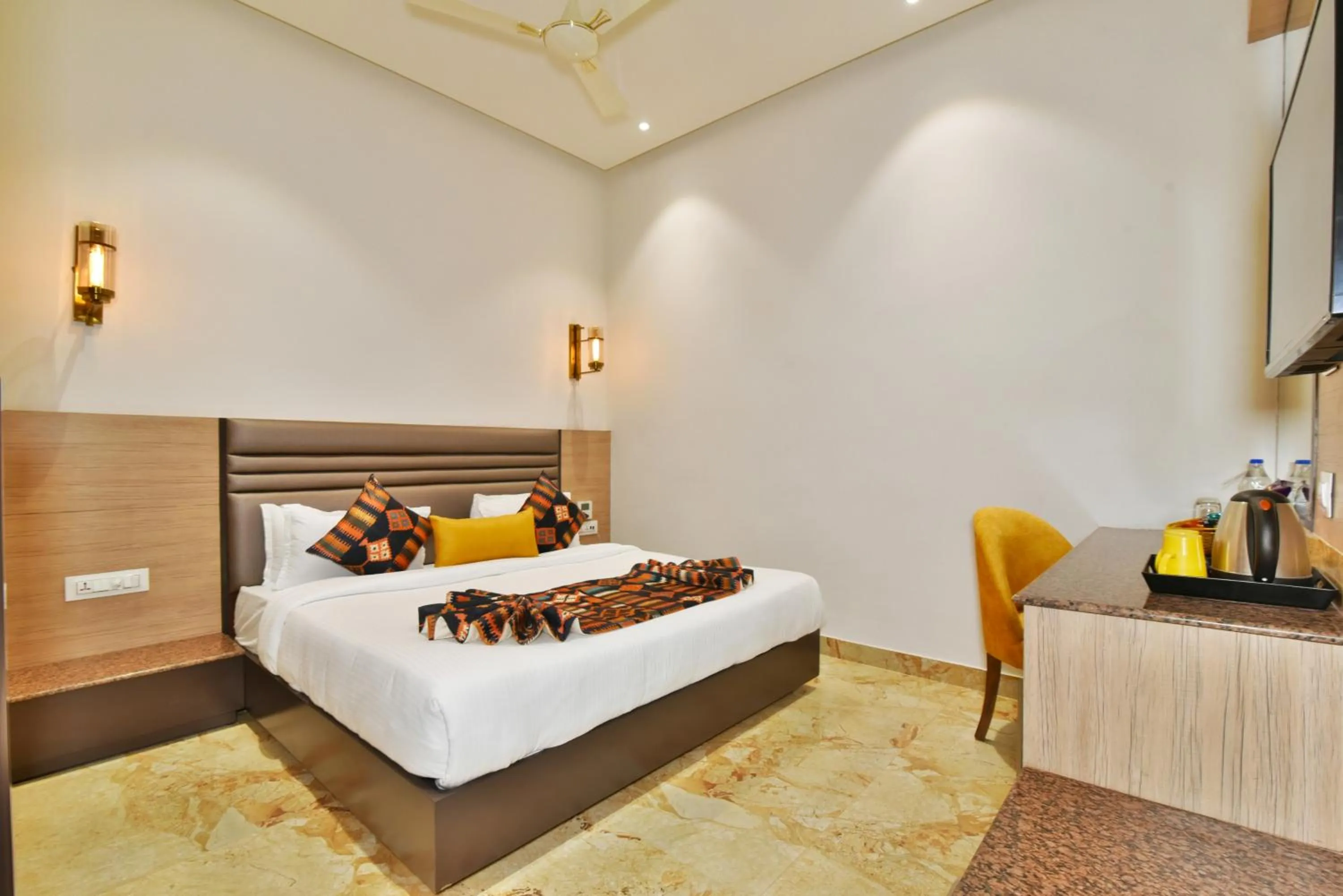 Bedroom, Bed in Hotel Infa - 400m From Golden Temple