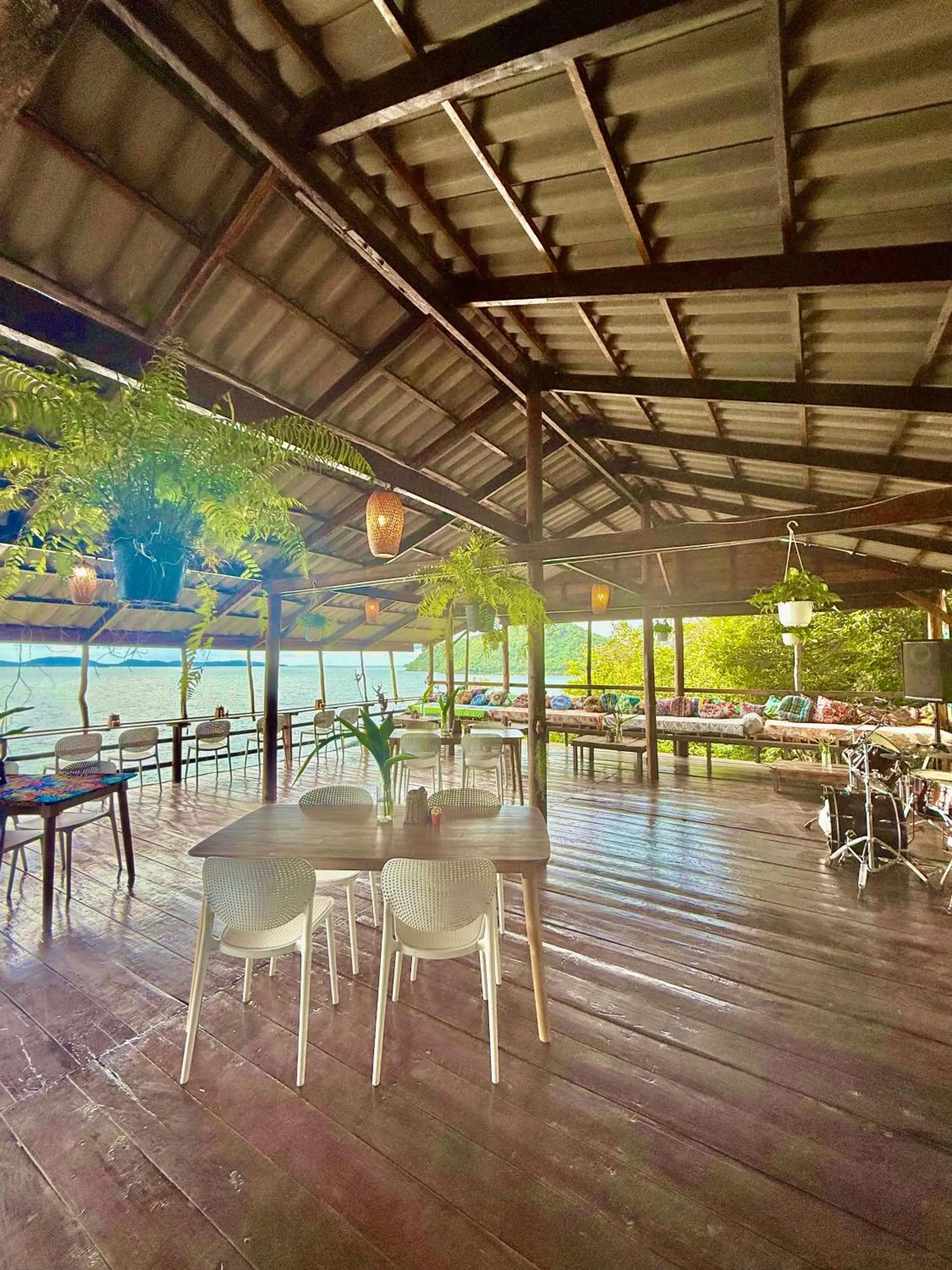 Restaurant/places to eat in On the Rocks