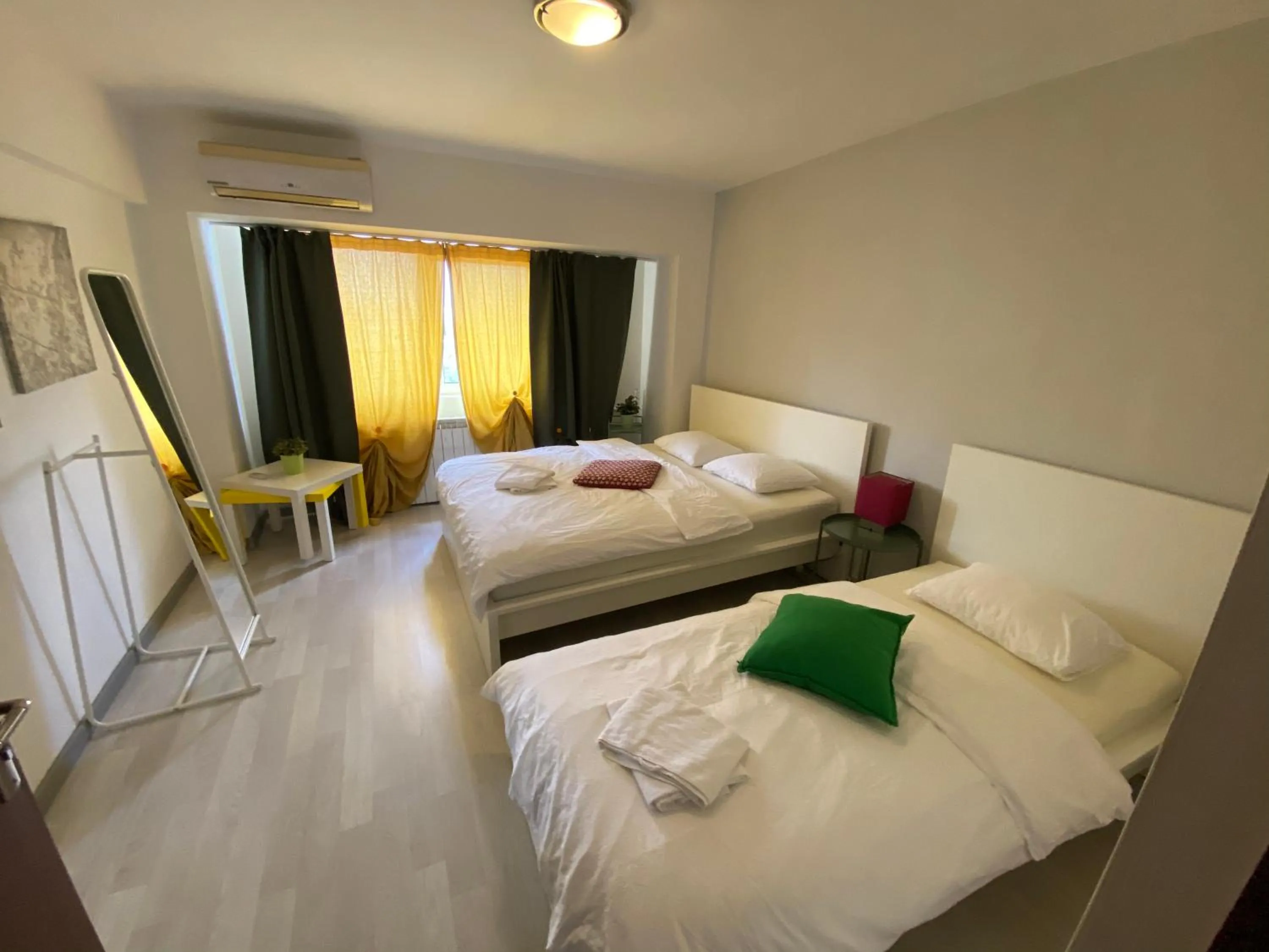 Bed in Green Apartment 63