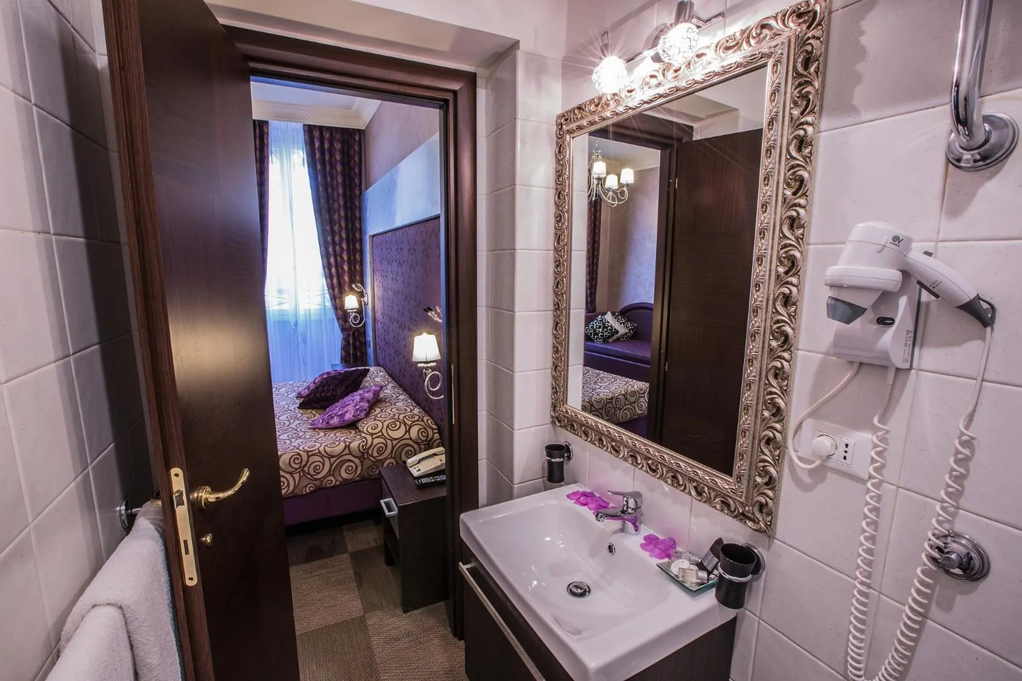 Bathroom, Bed in Hotel Romano