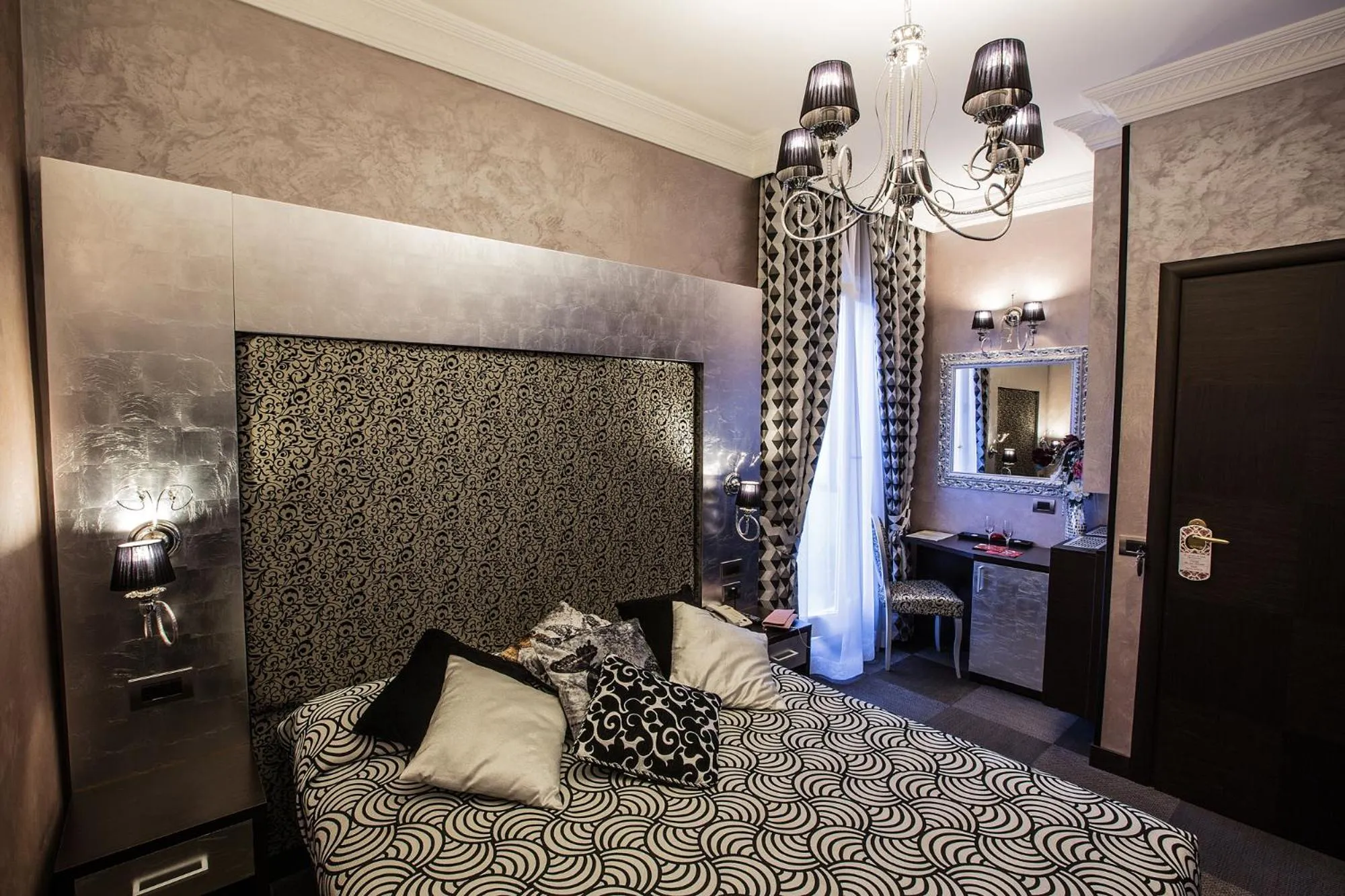 View (from property/room), Bed in Hotel Romano