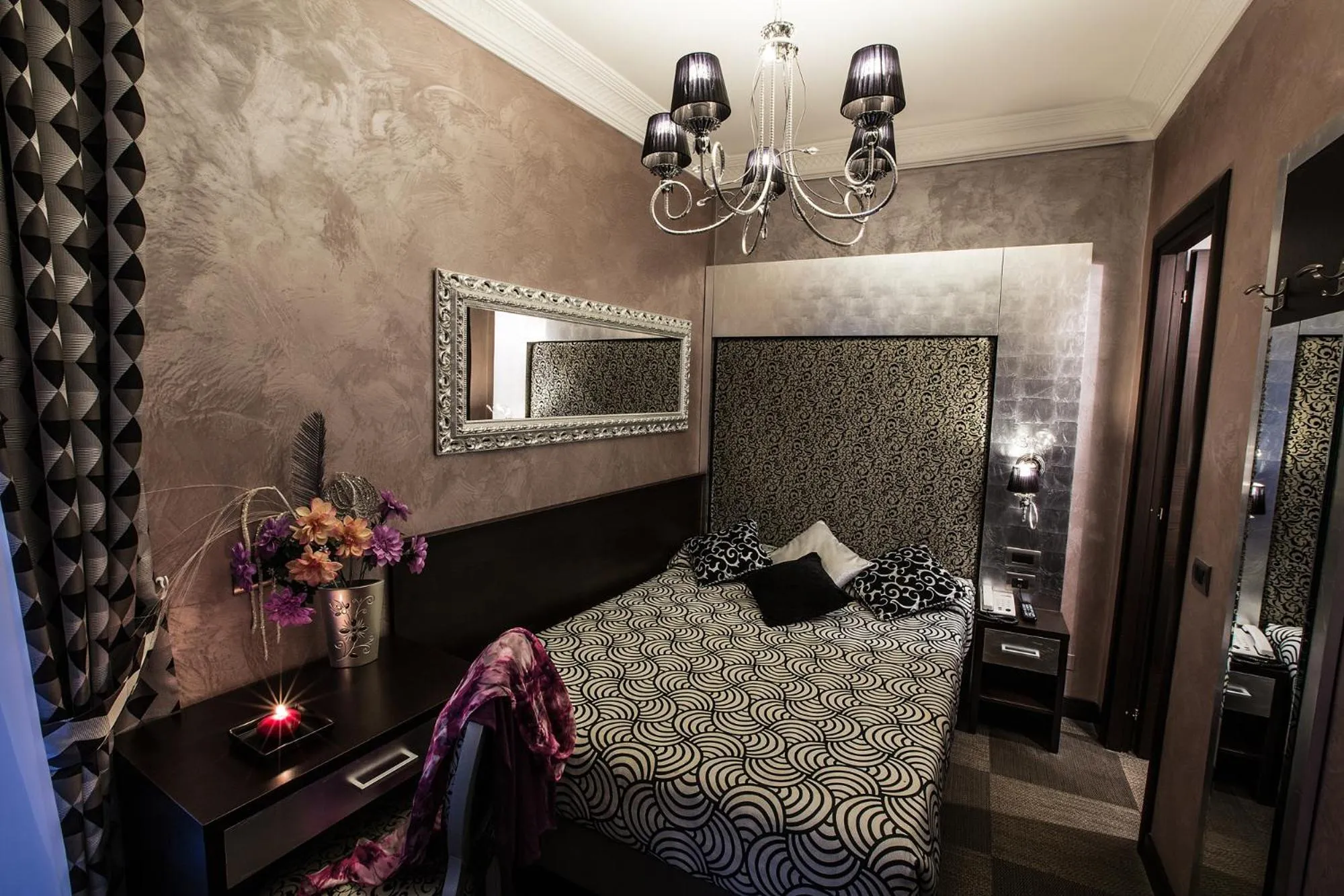 View (from property/room), Bed in Hotel Romano