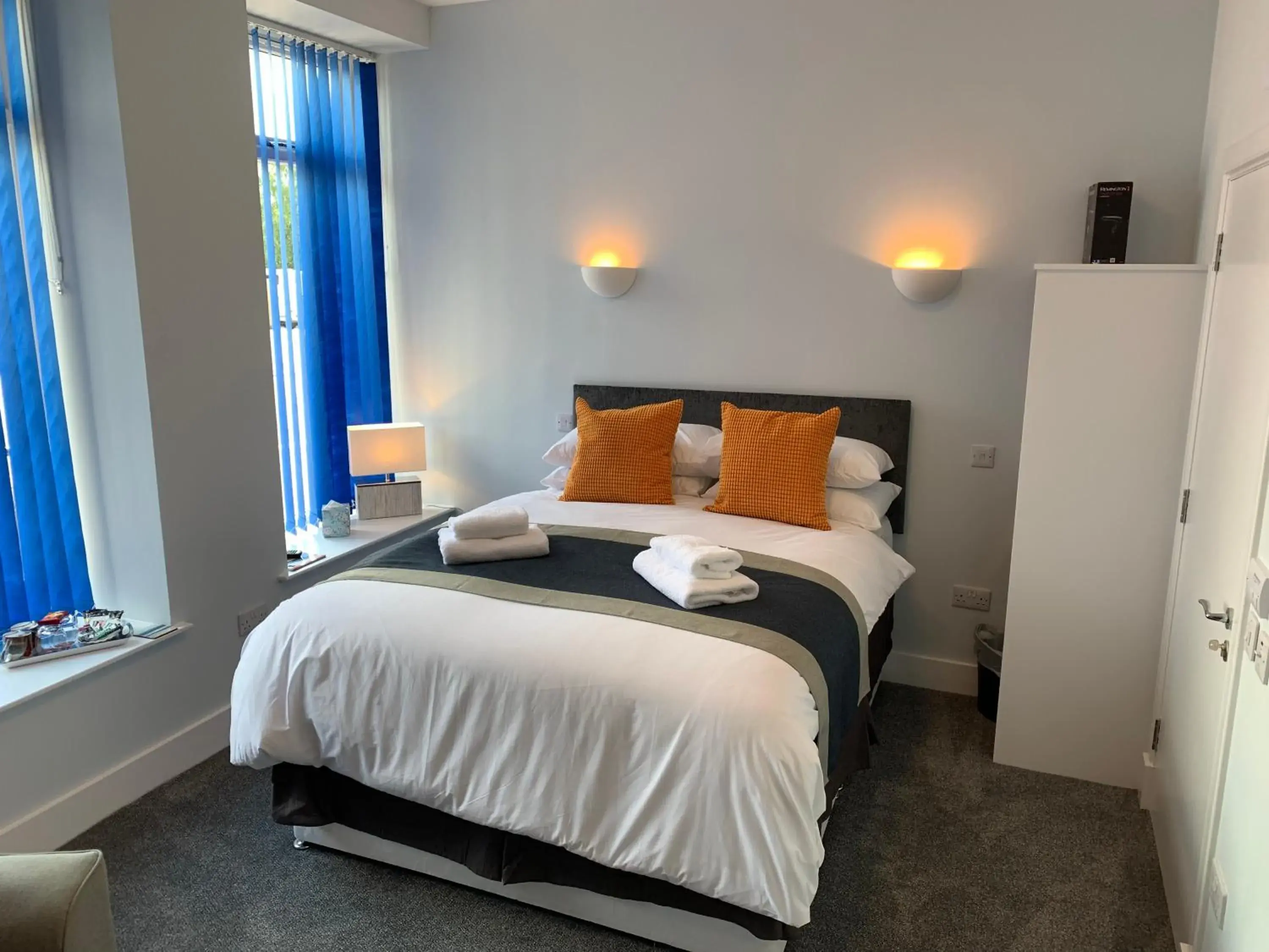 King Room with Roll-in Shower in Muir Bank King Room with Roll-in Shower in Muir Bank