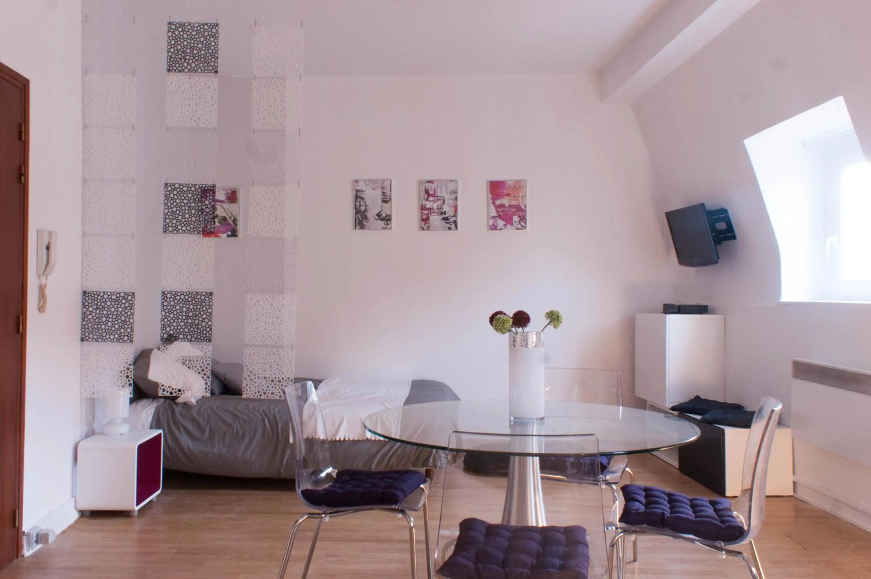 Photo of the whole room in Les studios de la grand Place