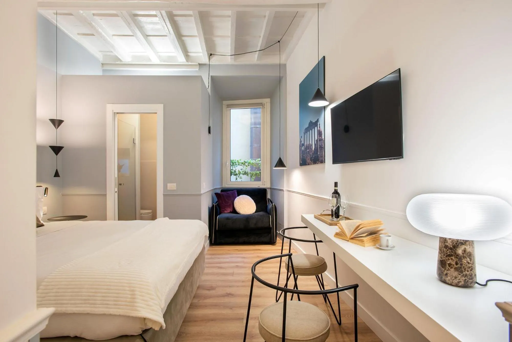 Double Room with Extra Bed in Pantheon Suites Rome 2