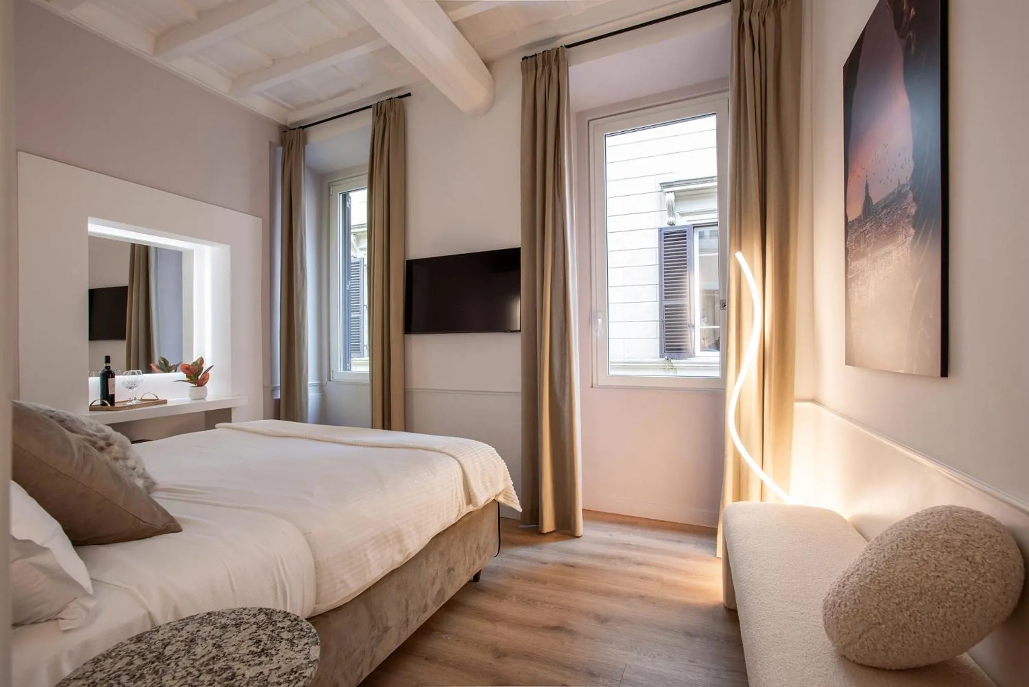 Deluxe Double Room in Pantheon Suites Rome 2