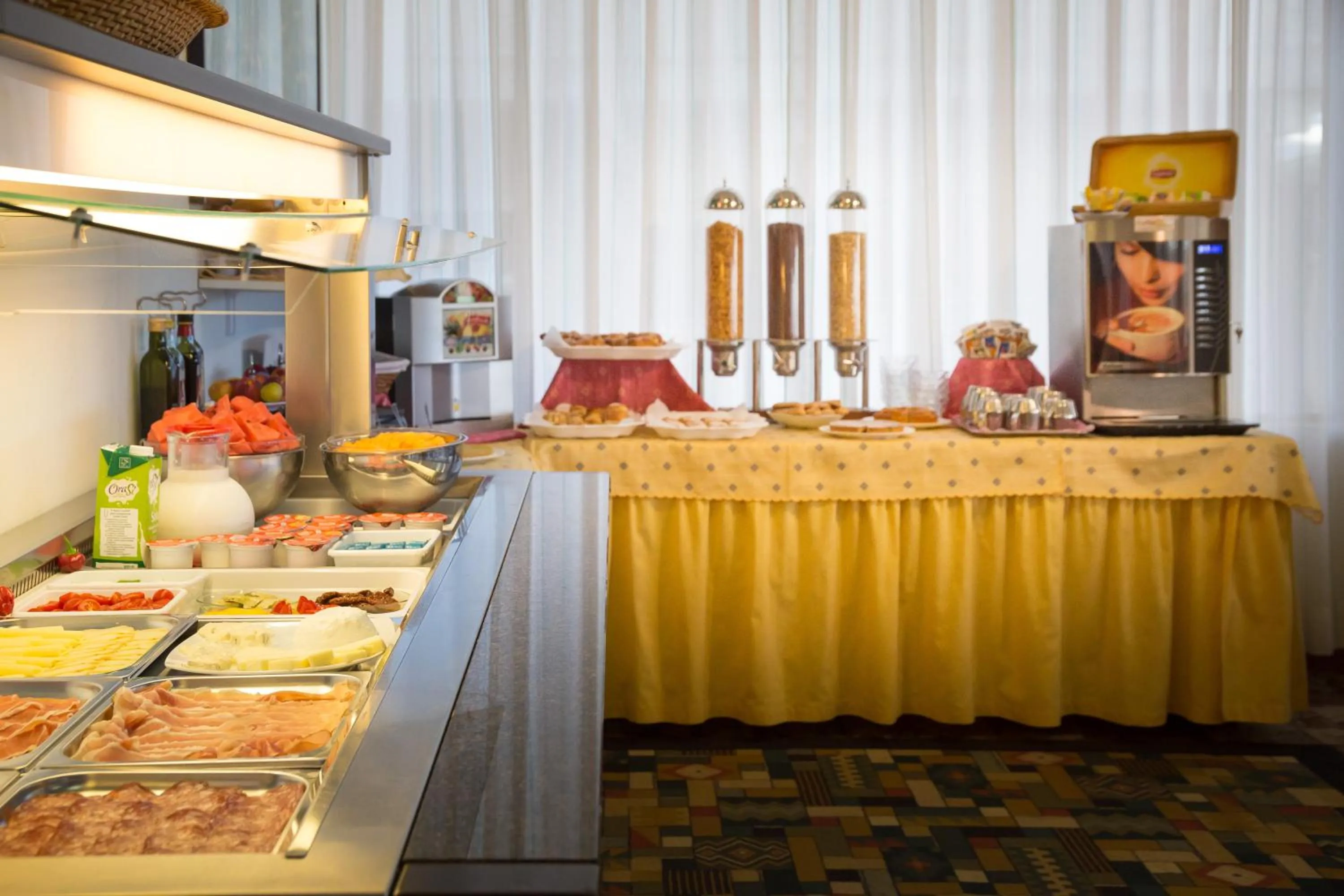 Buffet breakfast in Hotel Royal Garnì