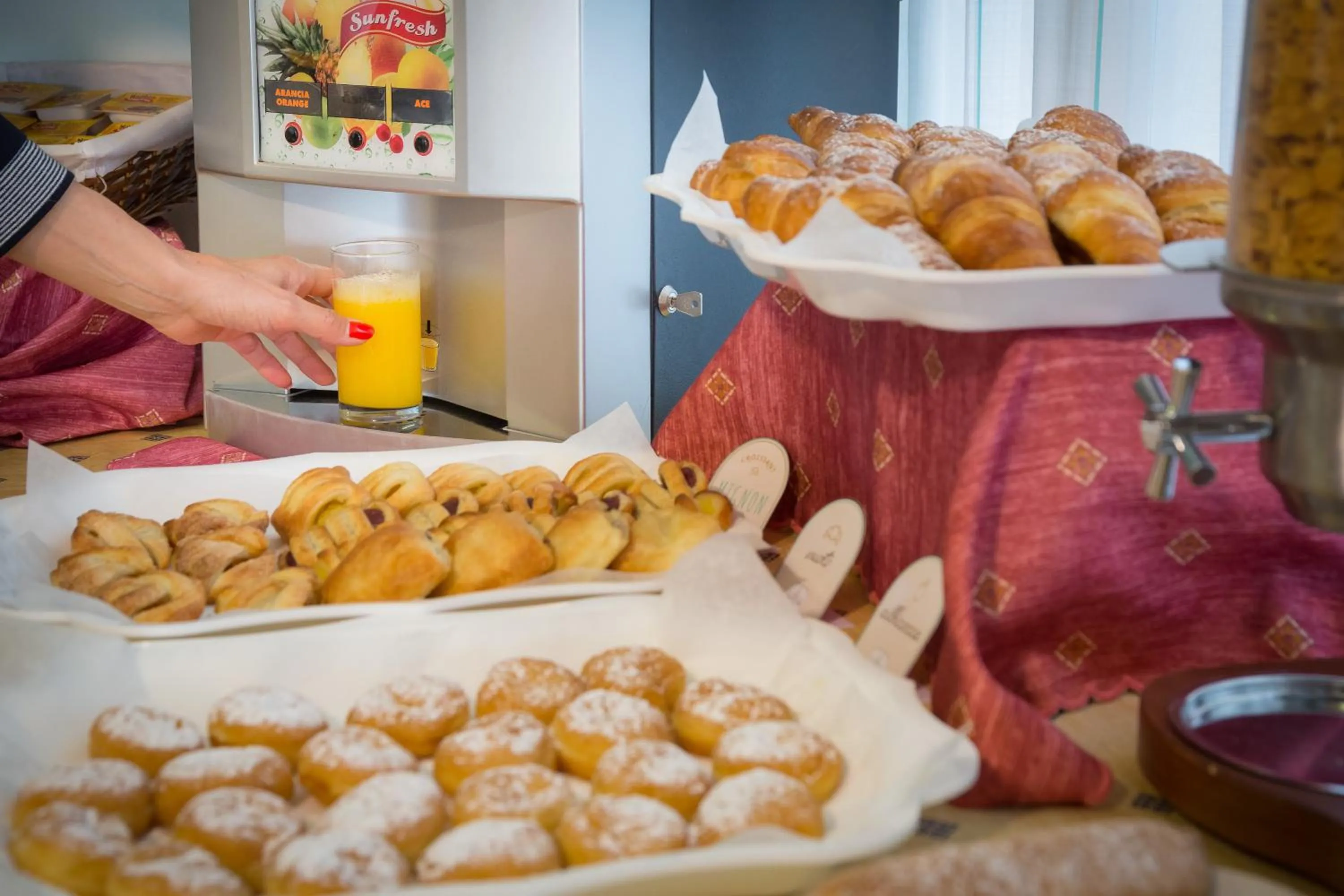 Breakfast in Hotel Royal Garnì