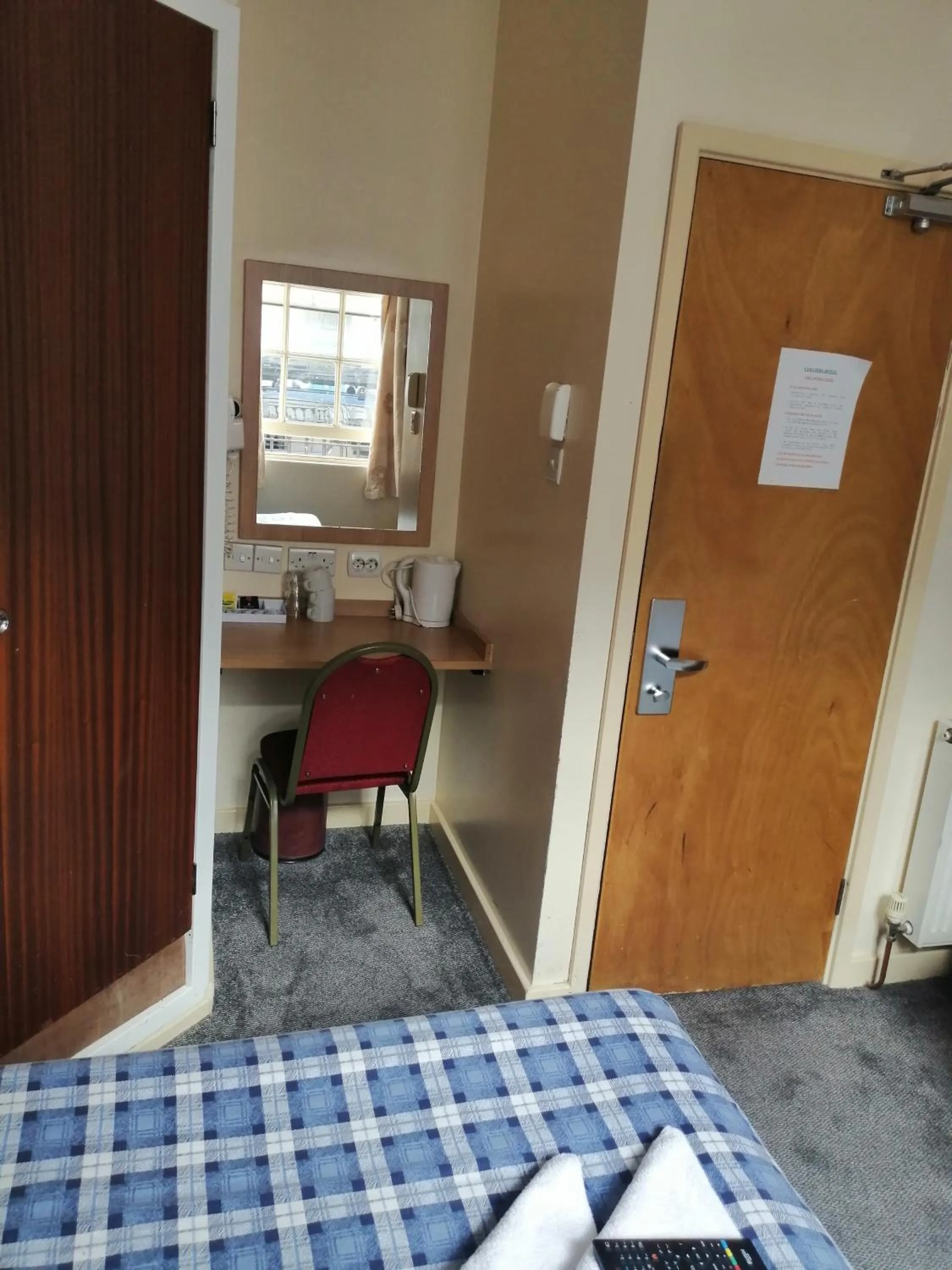 Photo of the whole room, Bed in Colliers Hotel