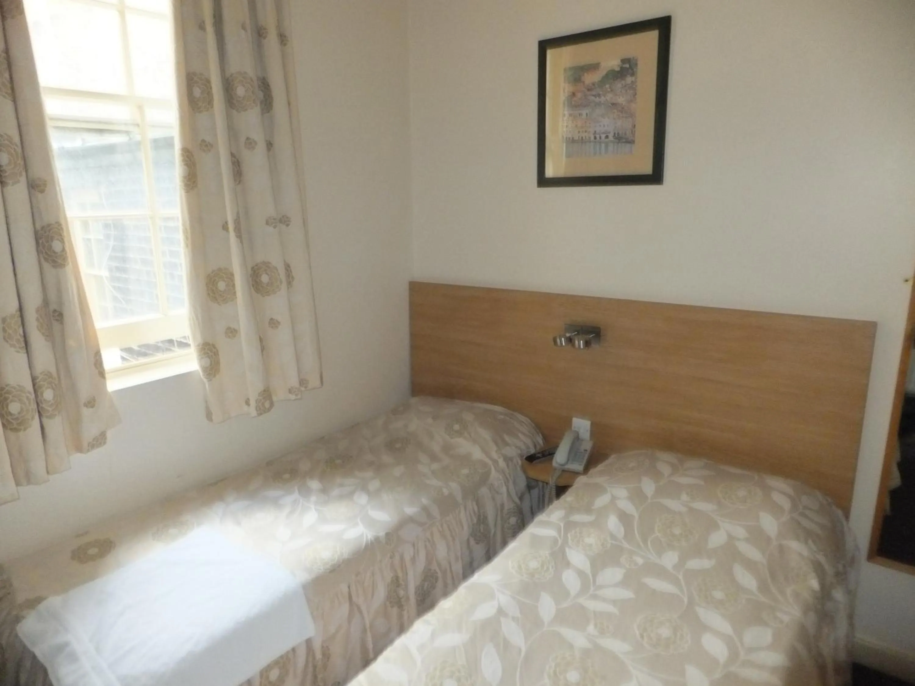 Bed in Colliers Hotel