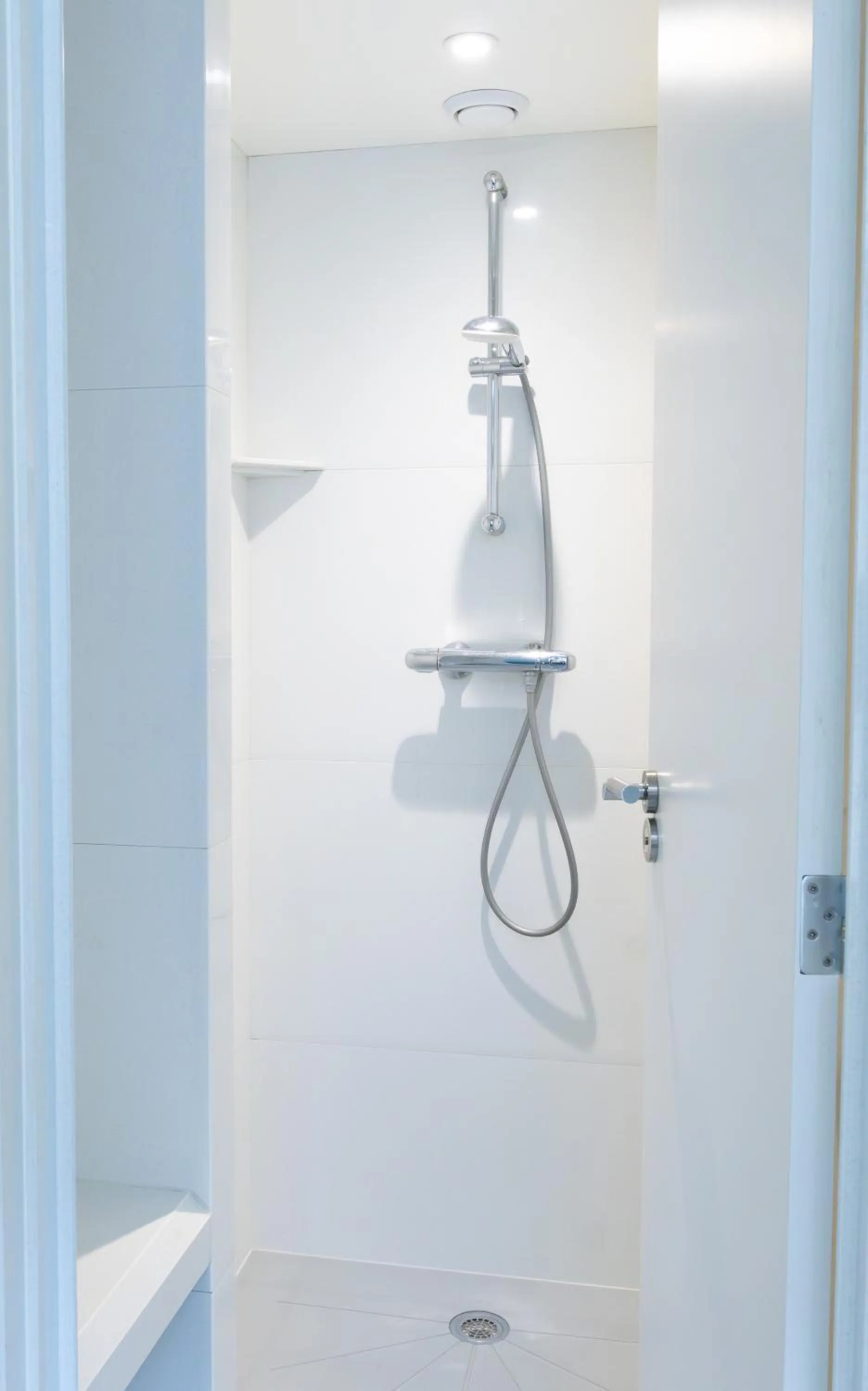 Shower in St Christopher's Inn Bruges - The Bauhaus