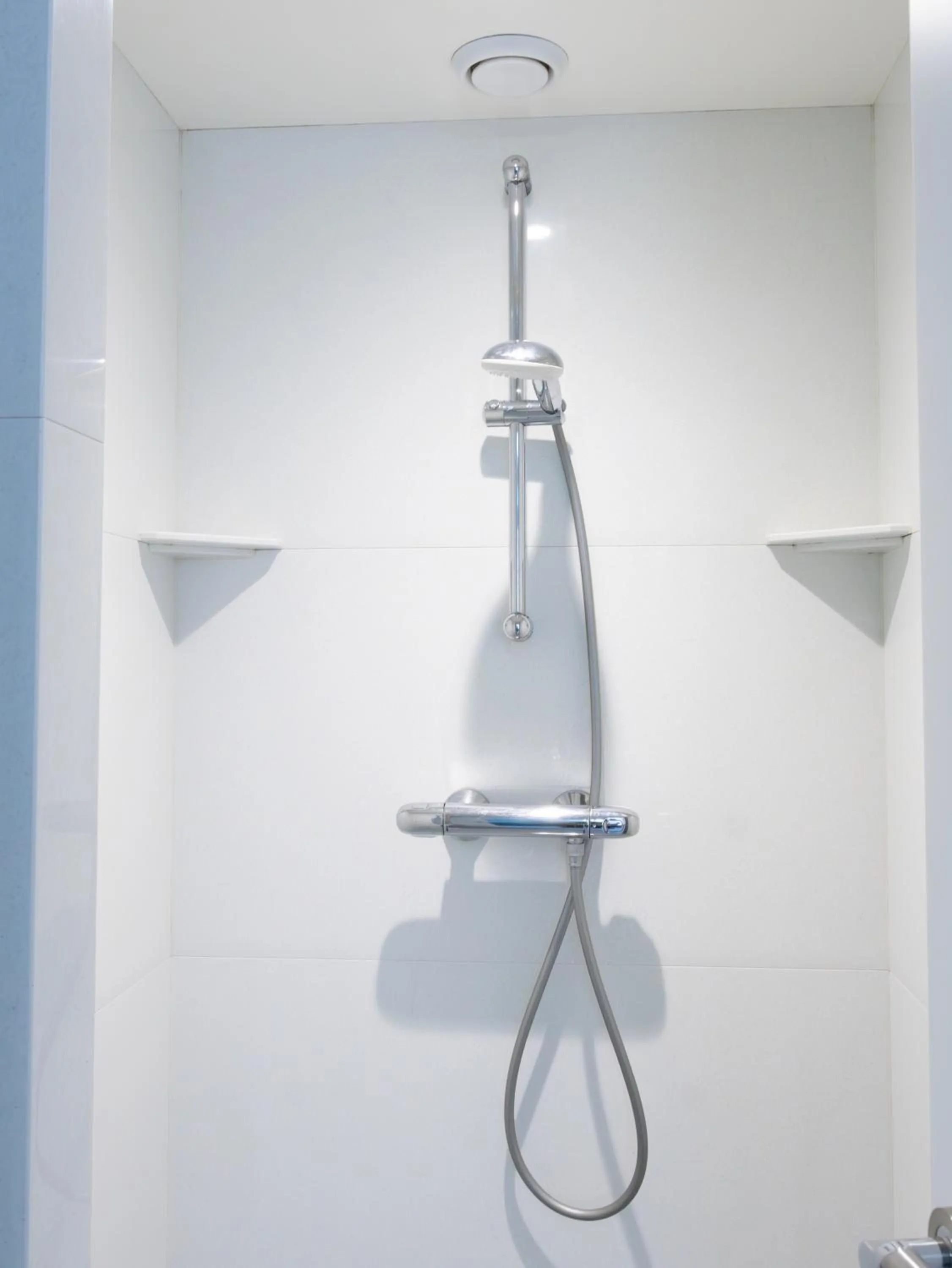 Shower in St Christopher's Inn Bruges - The Bauhaus