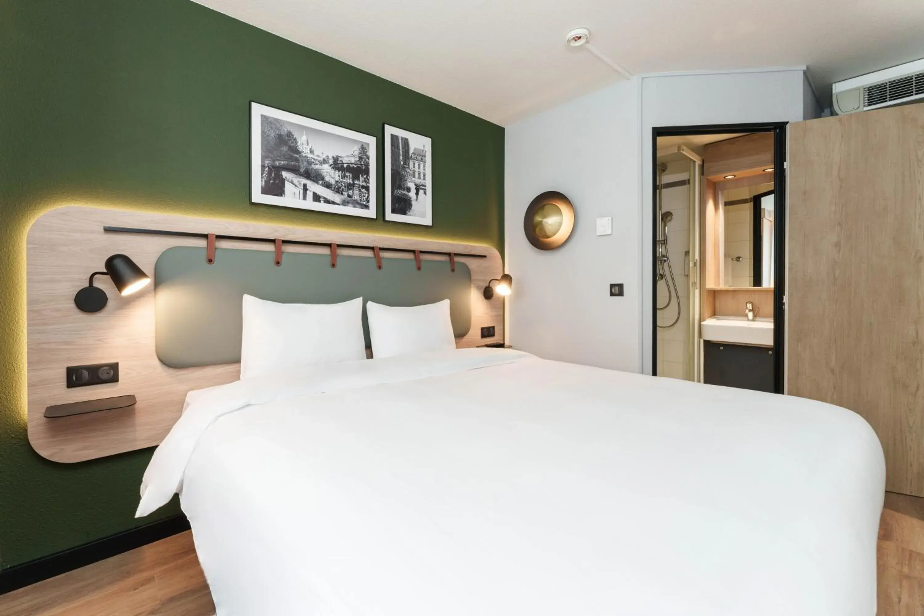 Photo of the whole room, Bed in Campanile Dijon Centre - Gare Photo of the whole room, Bed in Campanile Dijon Centre - Gare