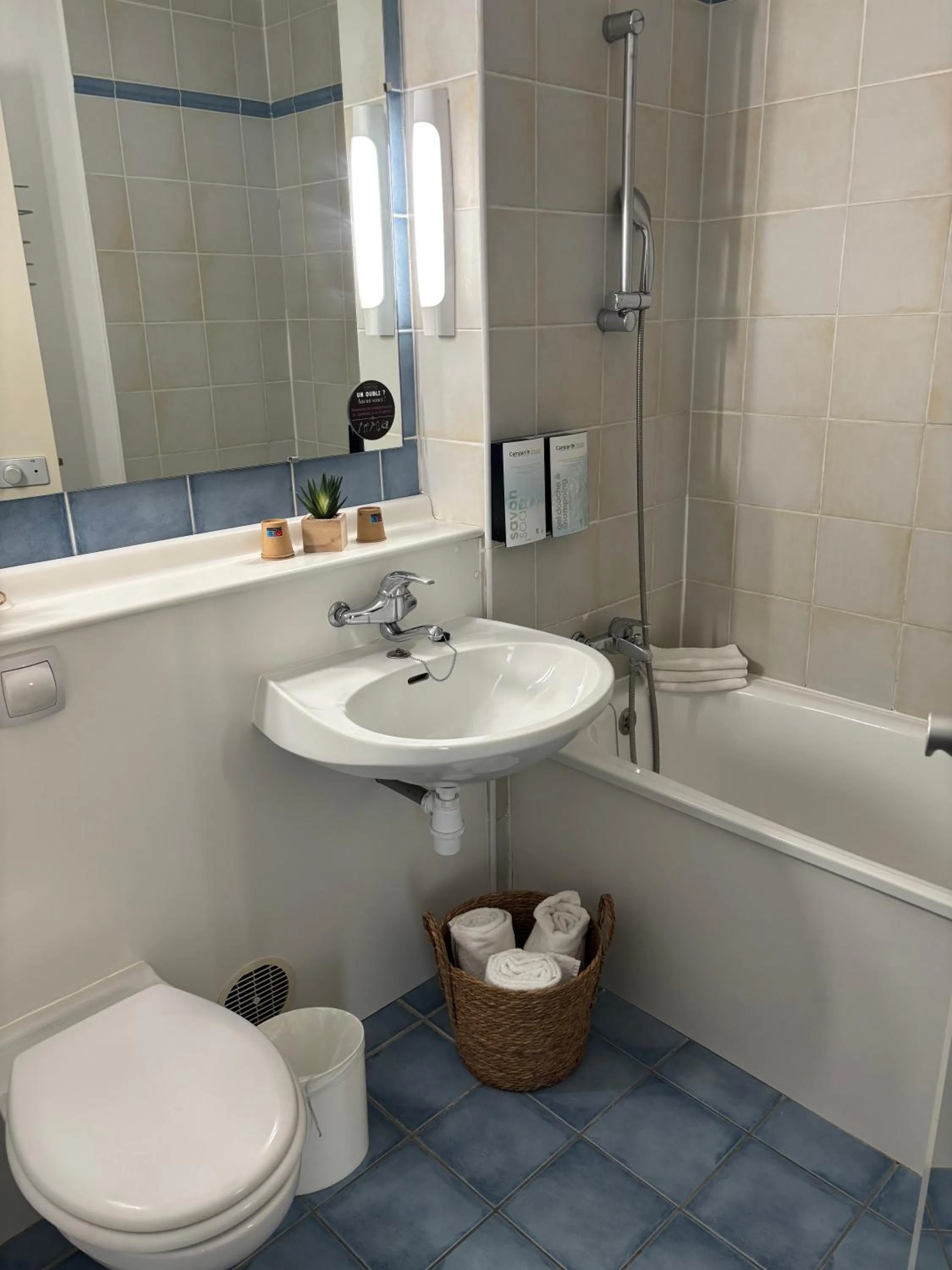 Bathroom in Campanile Dijon Centre - Gare