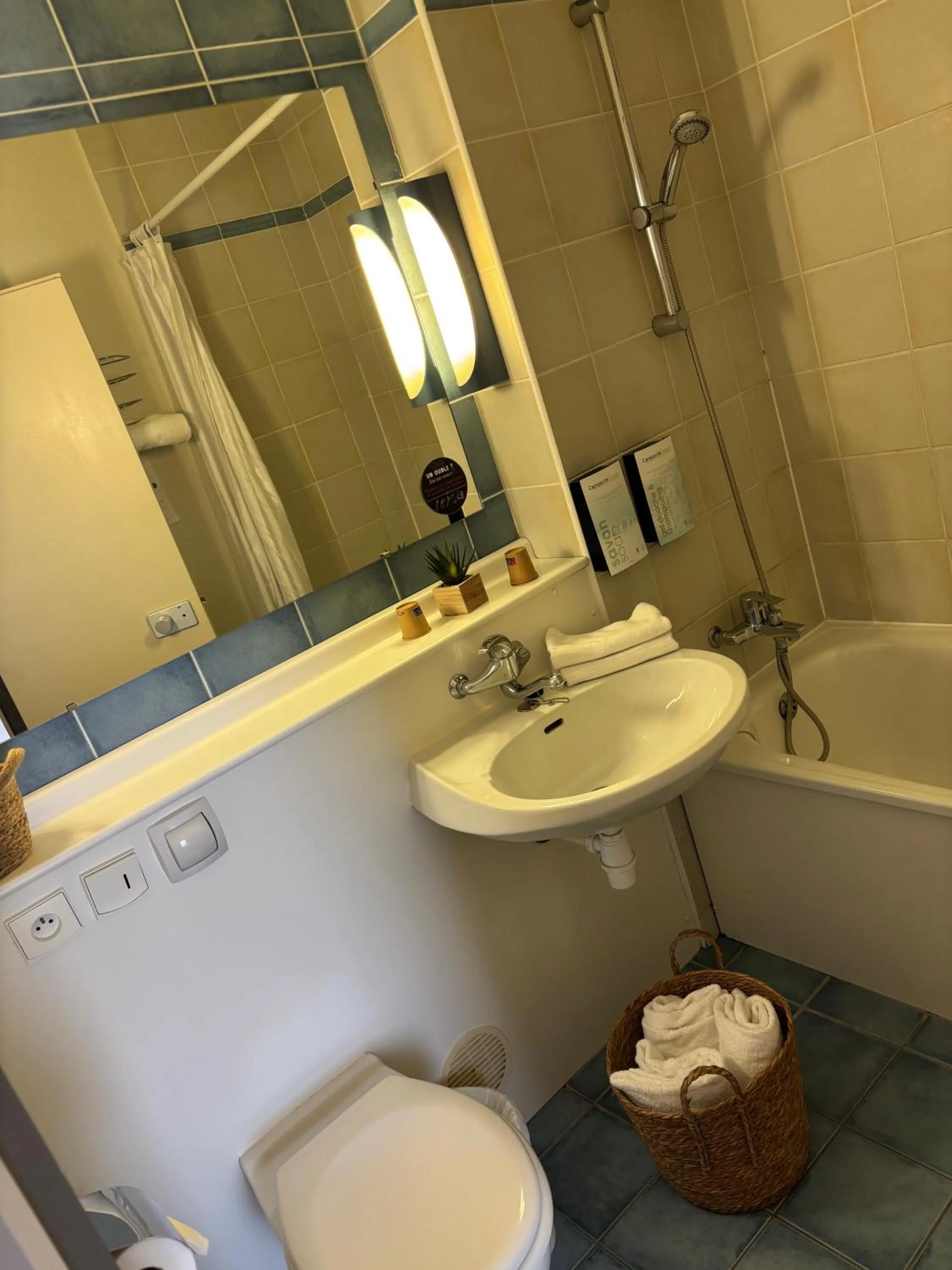 Bathroom in Campanile Dijon Centre - Gare