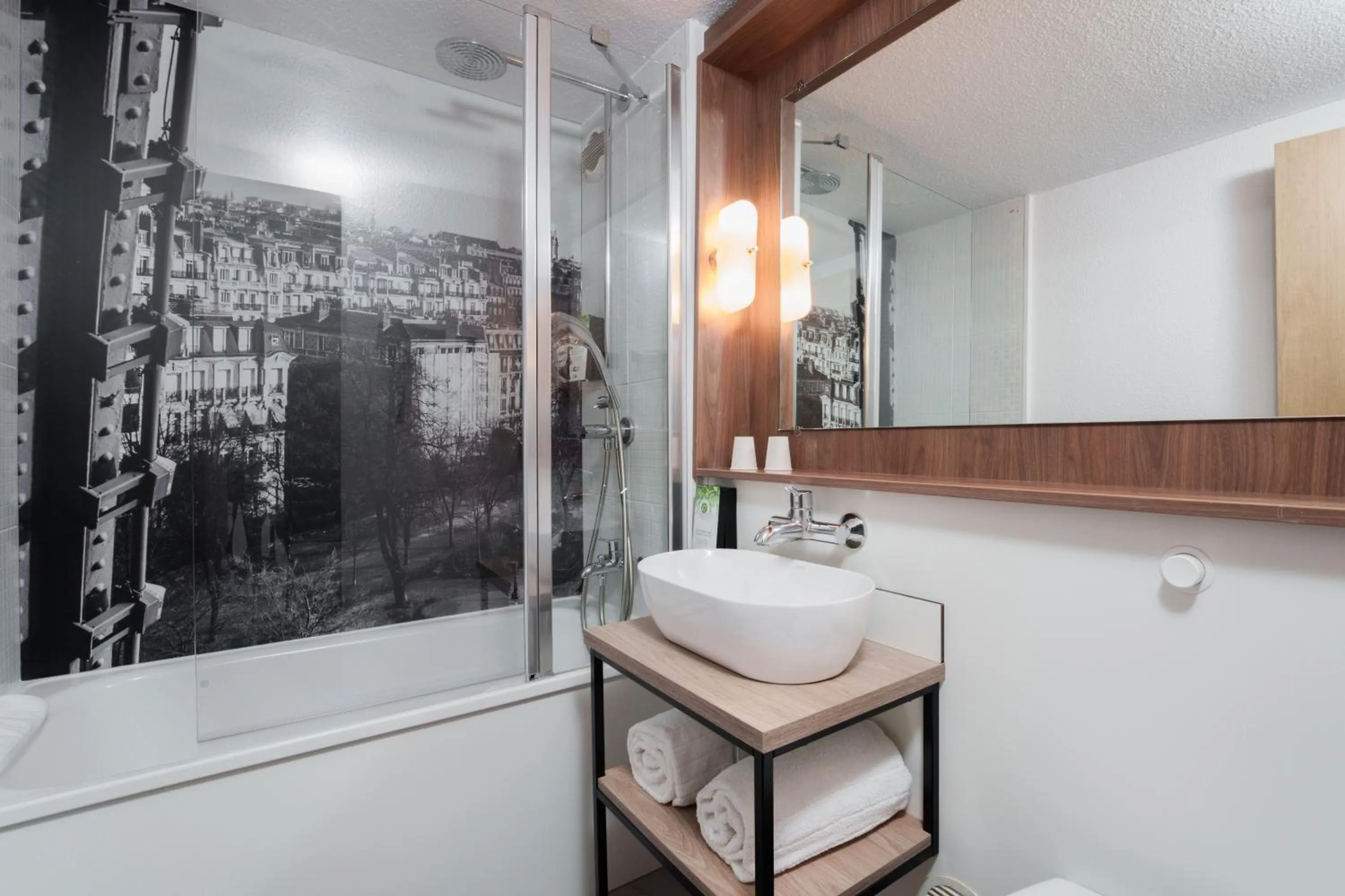 Bathroom in Campanile Dijon Centre - Gare