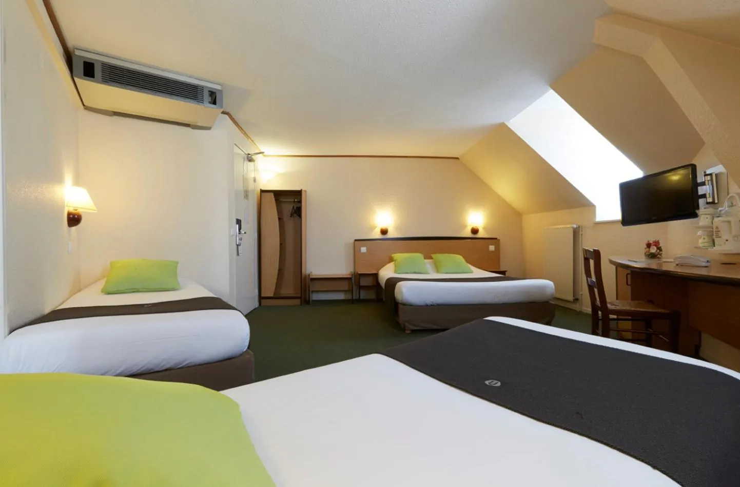 Photo of the whole room, Bed in Campanile Dijon Centre - Gare