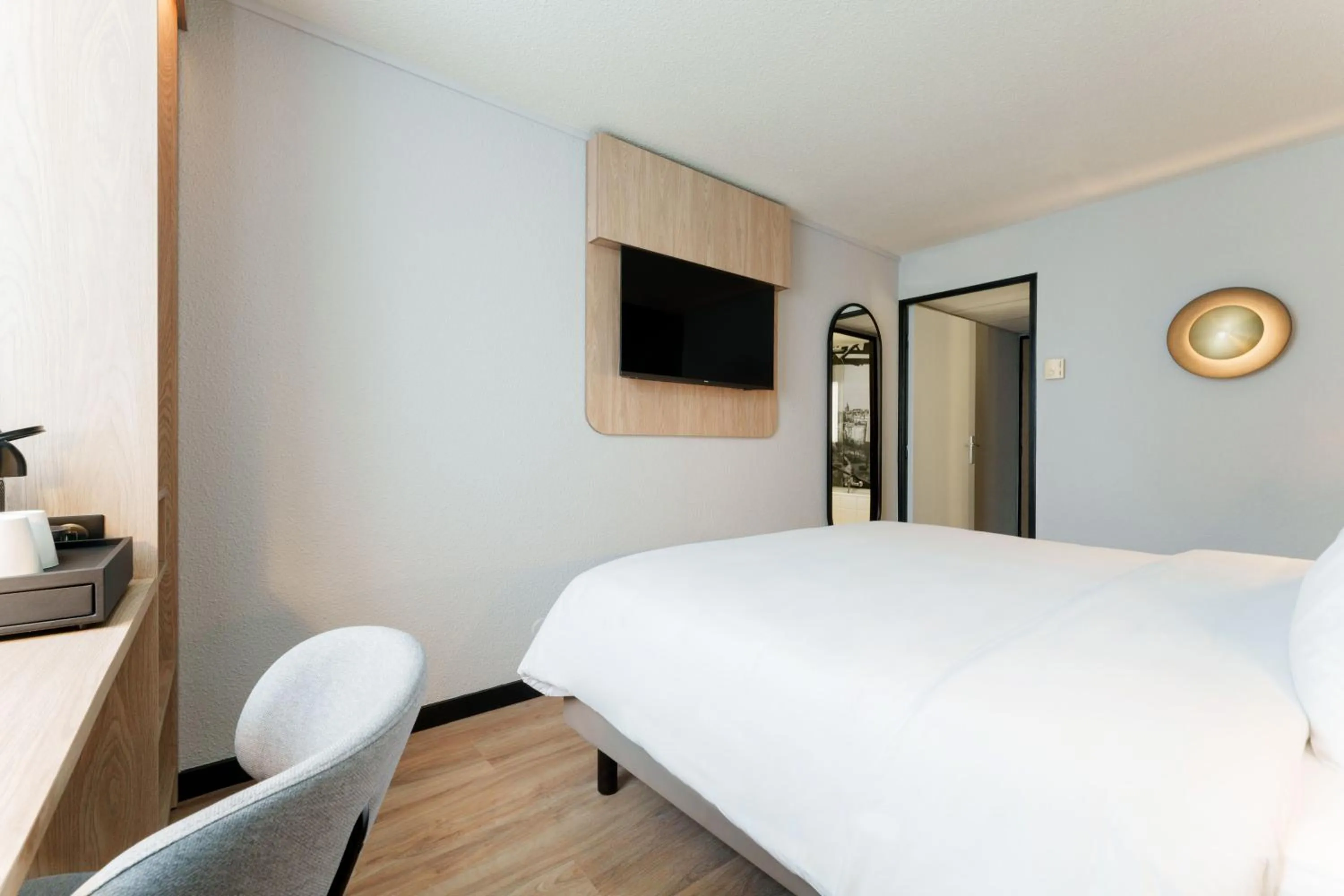 View (from property/room), Bed in Campanile Dijon Centre - Gare