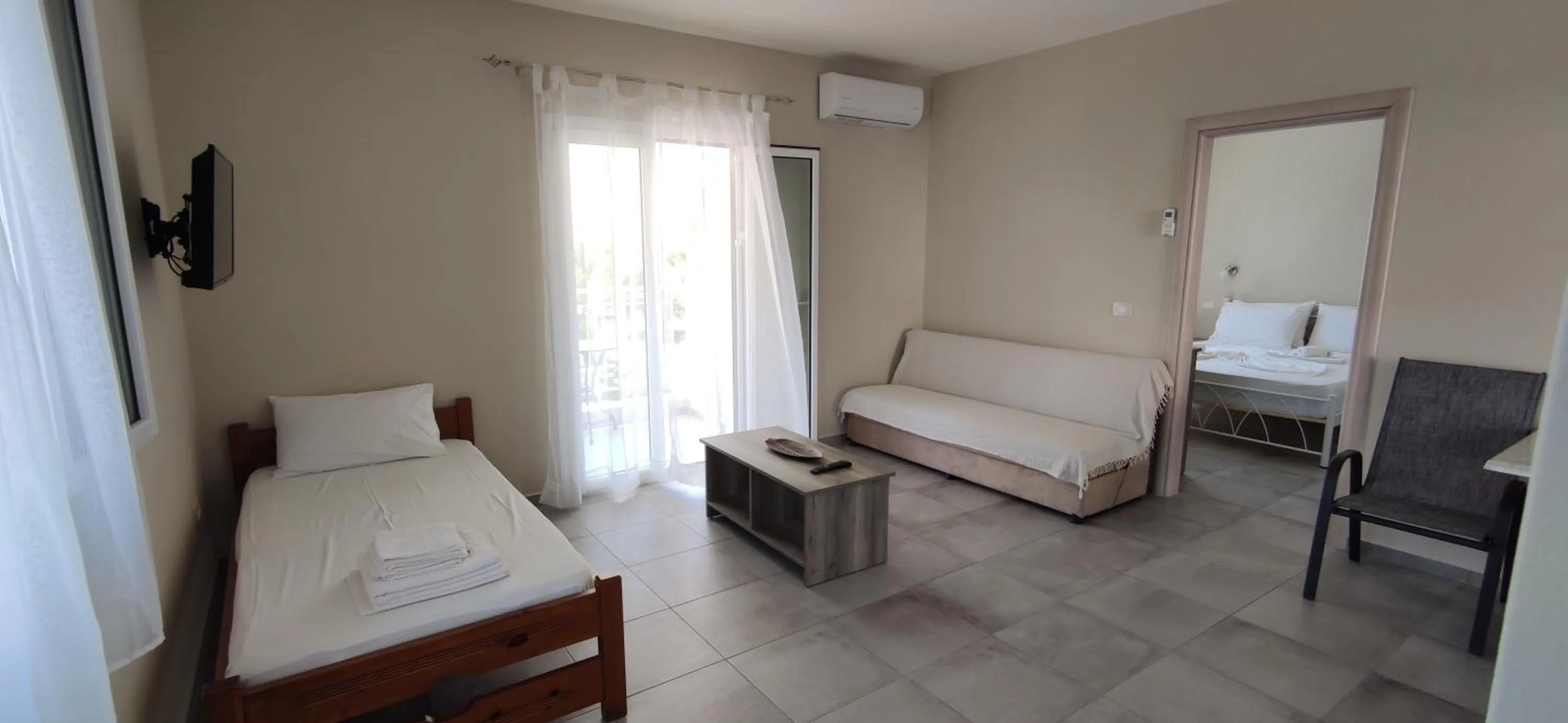 Living room, Bed in Casa De Rosa Apartments & Studios