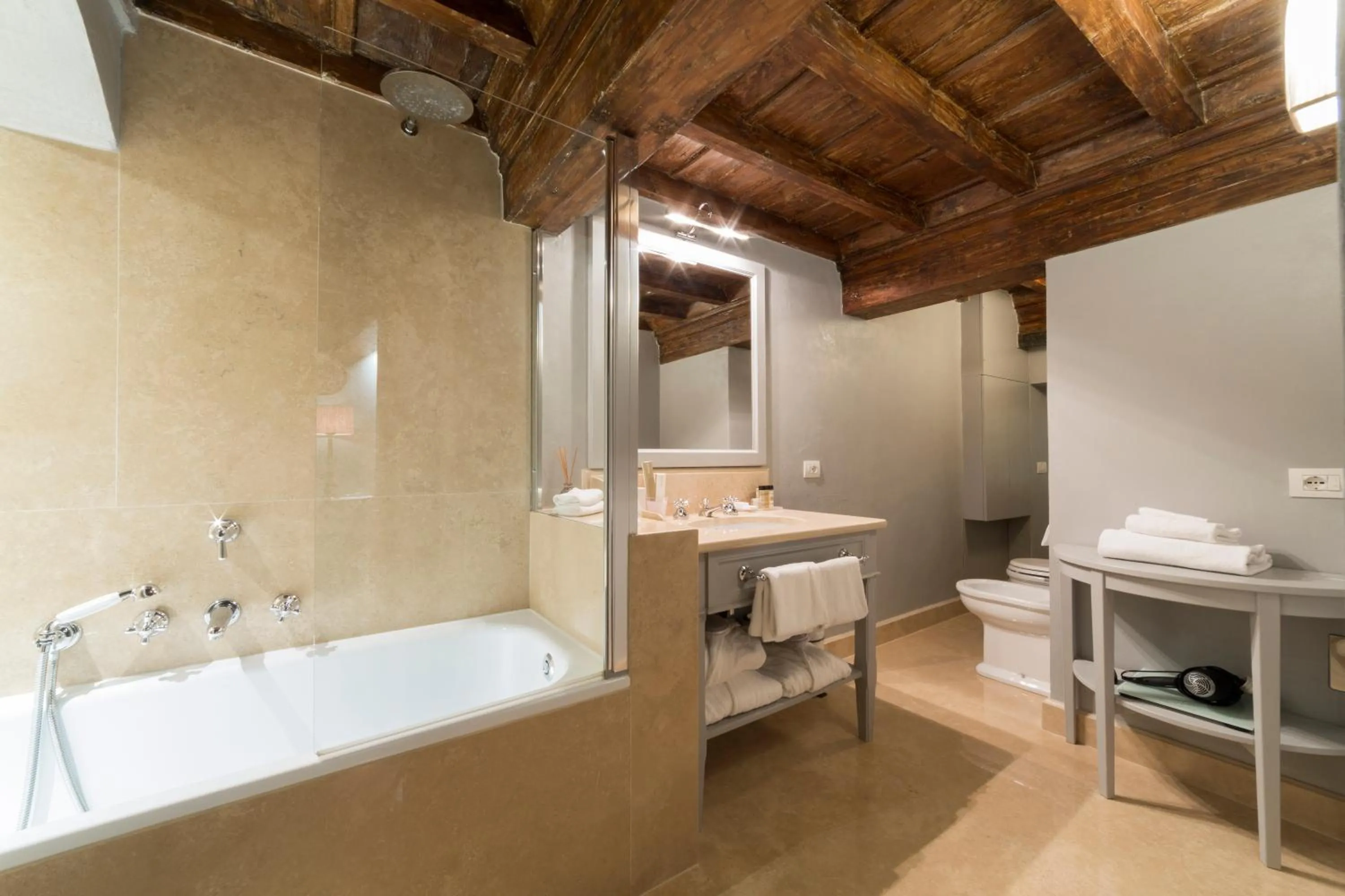 Bathroom in Al Palazzo del Marchese di Camugliano Residenza d'Epoca